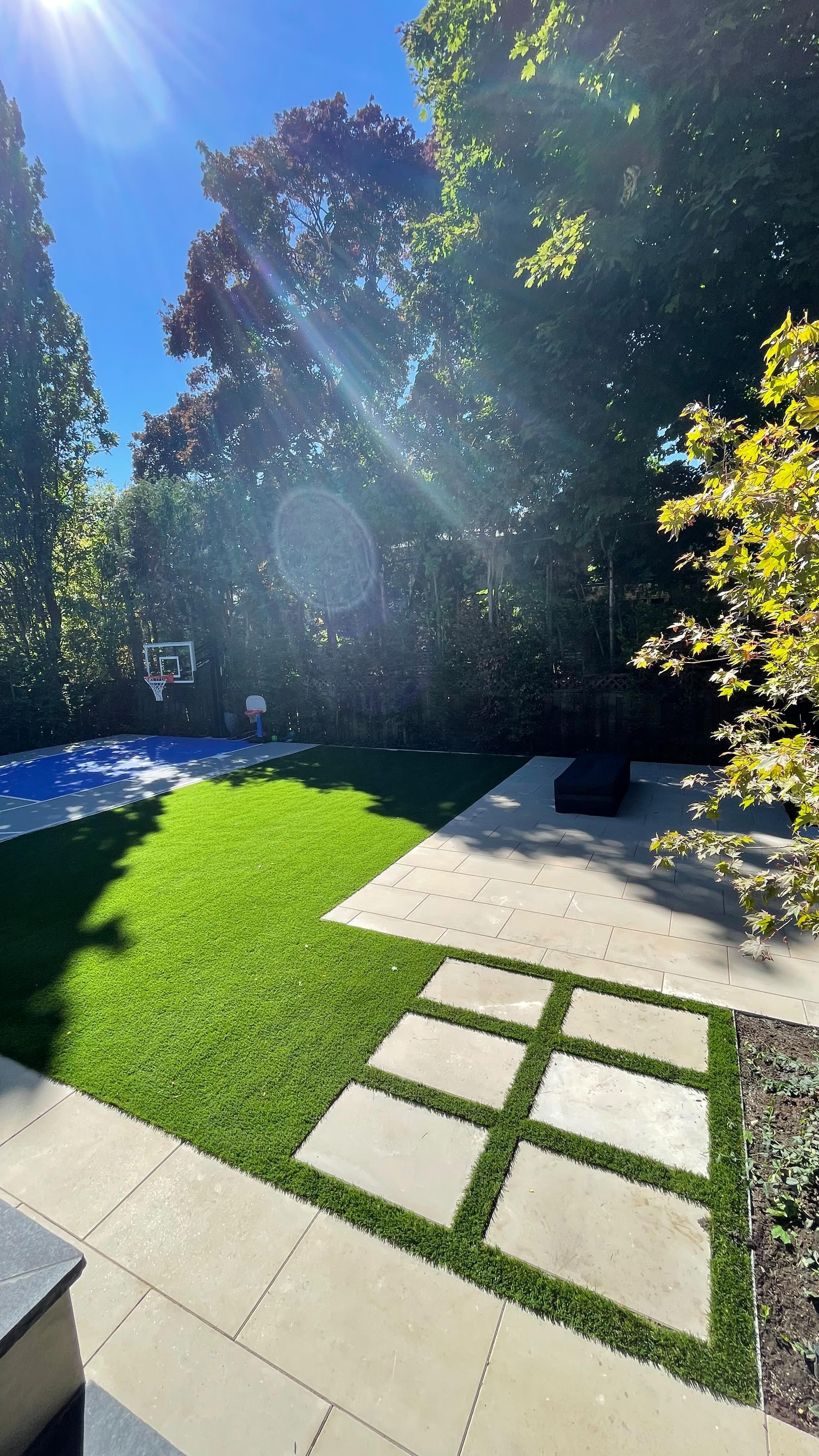 Make your backyard your happy place with lush always-green turf ✨🌱 #nevermowagain
.
.
.
.
#artificiallawns #artificialturf #artificialturftoronto #landscapingtoronto #torontolandscaping #landscapingsolutions #torontogardendesign #fakegrasstoronto #greenspacesto #turftransformation #torontooutdoorliving #lushlawntoronto #instagardento #lushlawn