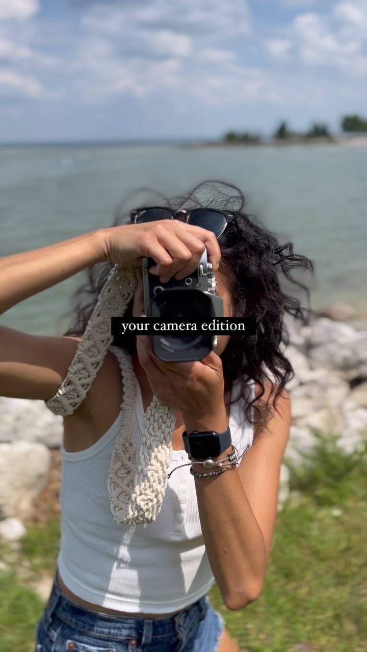 Another day, another way to use @knotbyhannah macrame shoulder strap. This versatile, removable, easy on and off accessory is made for your daily carry on. A perfect fit for a second-hand Fuji 📸
* smile, coz you’re on candid camera
#knotbyhannah #handmade #macrame #monday #accessory #boho #camera #photography