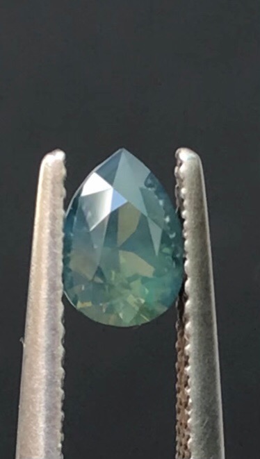 Voici un très beau saphir d’Auvergne opalescent, taille poire de 1,12ct | french sapphire
Saphir d’Auvergne taille poire 1,12ct
Dimensions : 5,25*7,27mm H : 4,02mm
Taille de précision, naturel, non chauffé, non traité.
#saphir #saphirdefrance #saphirdauvergne #frenchsapphire #finegems #exceptionalgemstones #teal #tealsapphire #bluesapphire #precisioncut #saphirfrançais #ethicallymined #naturalsapphire #unheatedsapphire #saphirnaturel #pierresethiques #joaillerieethique
#sapphire #gemme #cuttinggemstones #precisioncut #ethicaljewelry #highjewelry #opalecentsapphire #statementjewelry #hautejoaillerie #minetomarket #jewelrydesigner #milkysapphire #gemstonetraceability