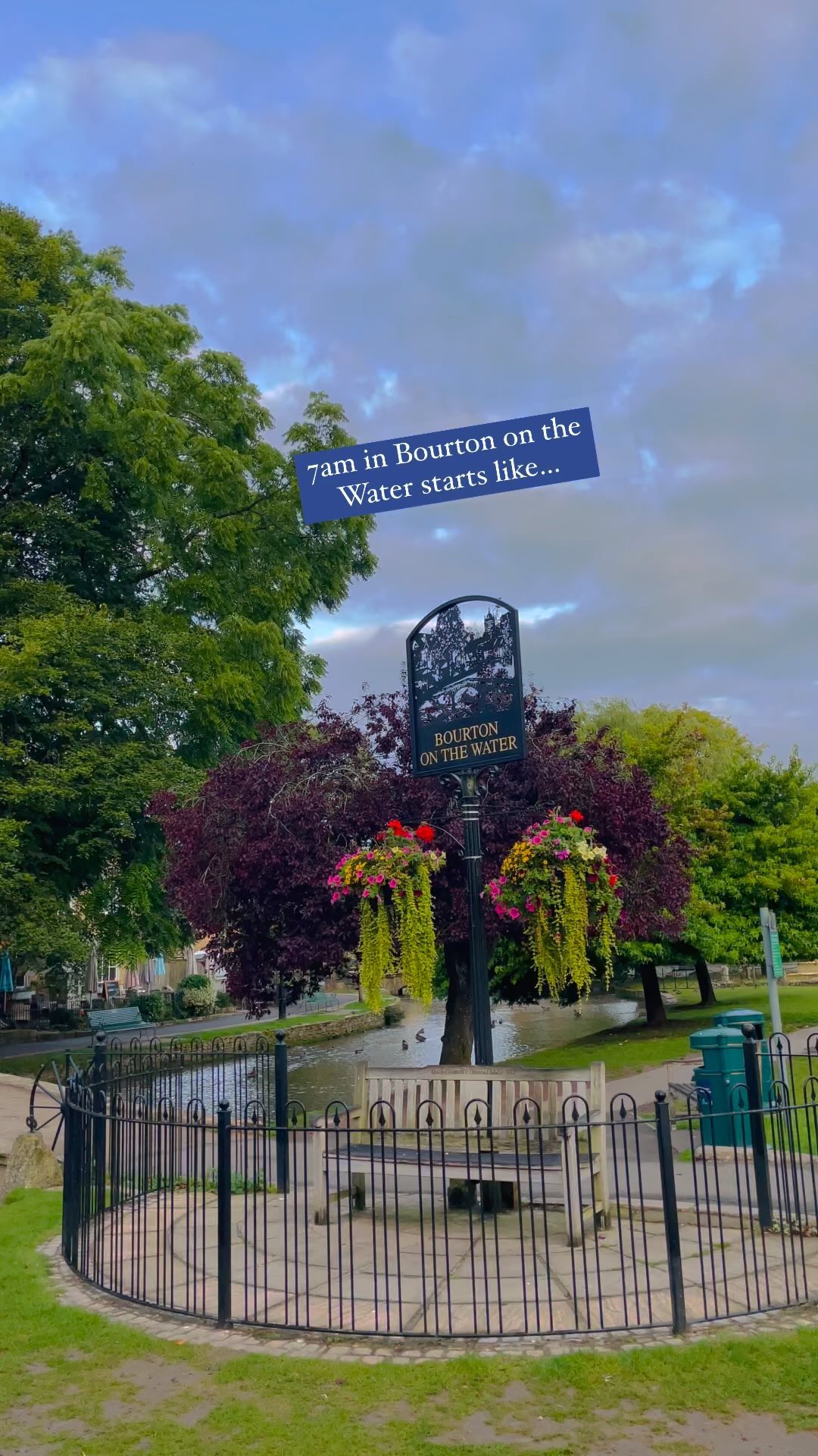 My favourite time of day in the village.
#villagelife #bourtononthewater #riverscene #prettyvillage #cotswolds #countryside #visit