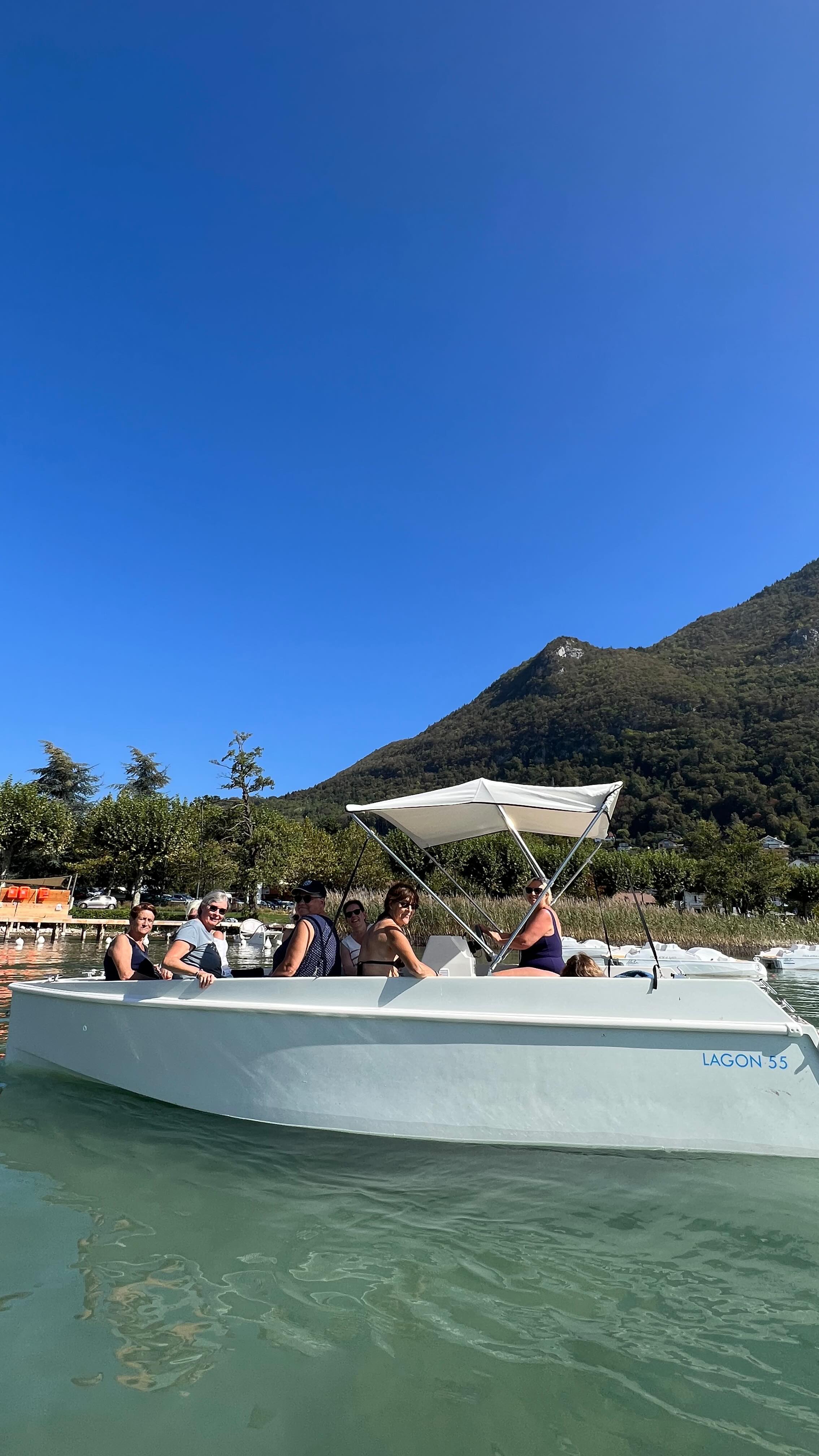 🌊 Embarquez à bord du Lagon 55 ! 🚤
Notre bateau est accessible aux personnes à mobilité réduite (PMR) et peut accueillir confortablement jusqu’à 7 personnes.
Profitez d’un bain de soleil relaxant ou bien d’une table pour faire un apéro, un pique nique, anniversaires…
Venez vivre une expérience inoubliable sur le lac d’Annecy ! 🌅🌴
#Lagon55 #BateauDeLuxe #PMR #vacancesaulac #BainDeSoleil #goodvibes #enjoy #life #evjf #folie #boat #friends #annecyfrance #lacannecy #annecylevieux #sun