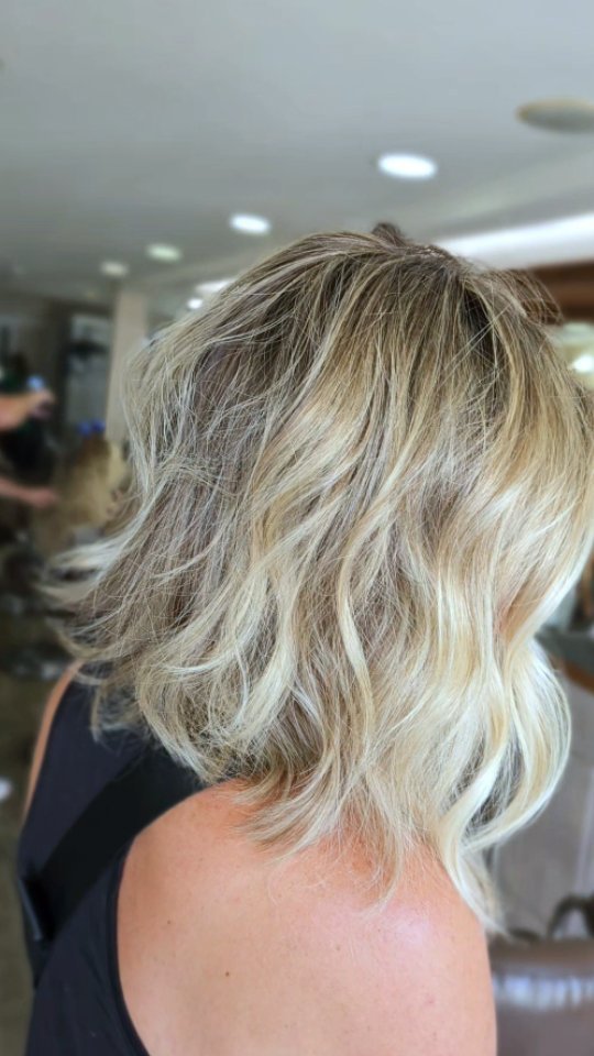 COLOR: Dimensional BLONDE
TECHNIQUE 📐: 3-Part #Ombrélage with feathered on deep brunette tones, Balayage and various weave patterns to createa beautifullong lasting dimensional blonde using all @wellahairusa pro products #wellahair #wellalife
✂ CUT: Short Blunt Bob
DURATION 🕥 : 3+ hrs.
TOUCH UP time⏳: 6-8 months
💥For Full Classes, Pro Formulas & in depth methods sign up @theombrelageacademy to learn more