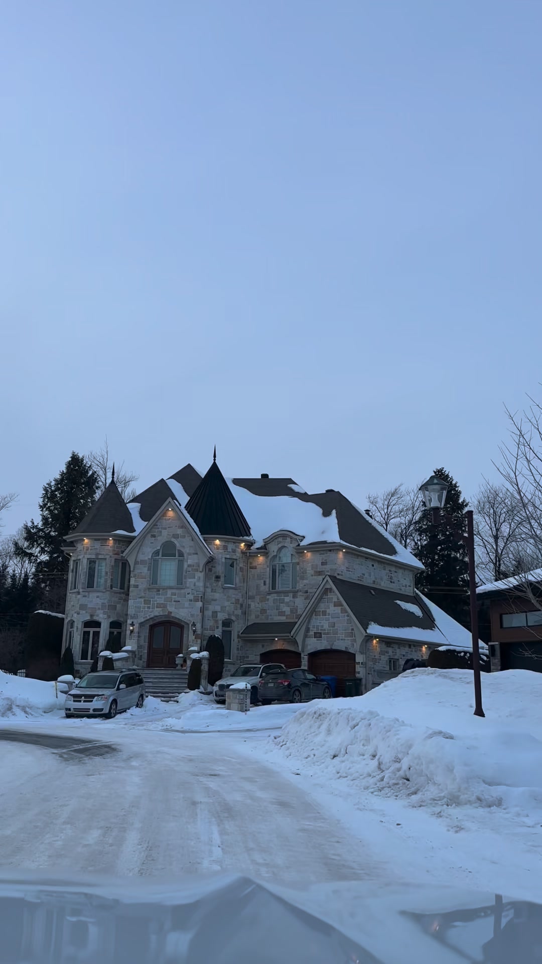 Driving around Blainville, Quebec always brings that comforting, familiar feeling. The castle-like homes, snow-covered streets, and peaceful winter atmosphere make it look straight out of a storybook. Winter is definitely still holding on 🤍
#WinterDrive #QuebecWinter #SnowyScenes #WinterWonderland #Blainville #CanadaWinter #SnowSeason #CozyVibes #ScenicMoments #WinterMagic #quebec #quebechouse