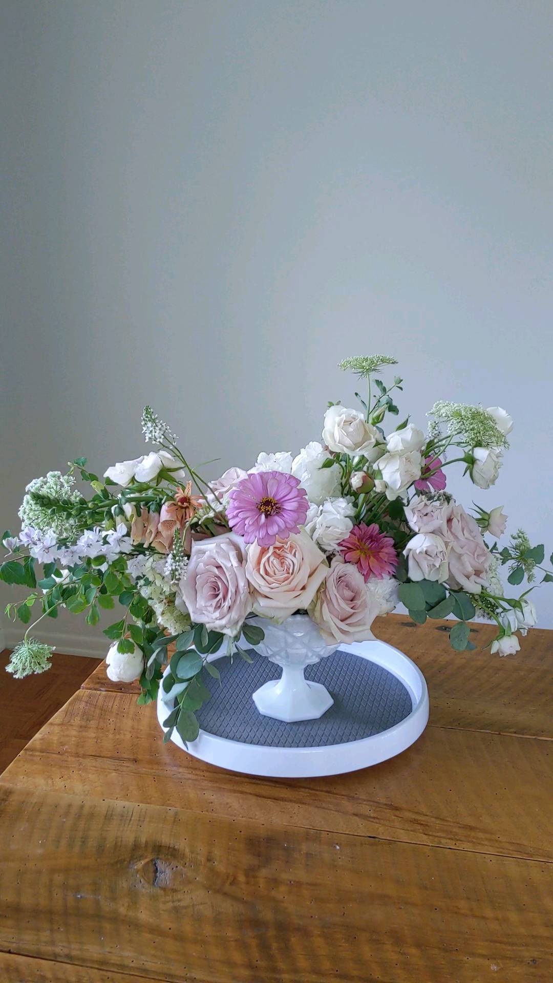 Such a fun and whimsical sweetheart table centerpiece I created for a recent wedding!
Ingredients: Majolica Roses, Quicksand Roses, Wedding Spirit Roses, Queen Lime Zinnias, Peonies, Queen Anne's Lace, Larkspur, Dahlias, Gooseneck, Spirea, and Eucalyptus
.
.
.
.
.
.
.
.
.
.
#florist
#fingerlakesflorist
#fingerlakeswedding
#senecalakewedding
#senecalake
#floraldesign
#weddingflowers
#whiteanddustypinkwedding
#nyweddings