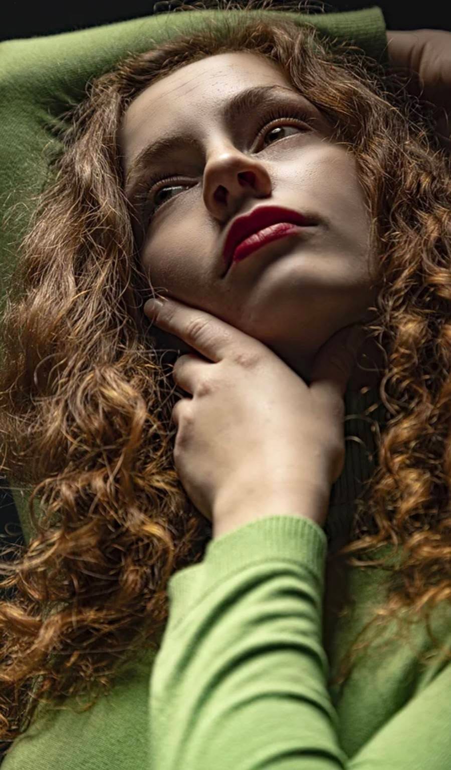 Passionnée tout d’abord par la danse classique, qu’elle pratique au conservatoire d’Ajaccio dès son plus jeune âge, Emma Battini découvre ensuite le jazz, puis le chant, et la comédie musicale. Elle découvre également pendant son adolescence le monde du cinéma en jouant le rôle principal dans le court-métrage Tonton Ivon de Chou Wei Kang. Dès l’obtention de son Baccalauréat littéraire, elle décide de prendre le grand départ pour la capitale en septembre 2019 et se forme en comédie musicale aux API et au Conservatoire Municipal du 9ème arrondissement de Paris. Elle pratique également, grâce à ses rencontres, les arts du feu, notamment le “fire eating” et les éventails.
Tout en se formant, elle commence à travailler sur des tournages, au Parc Astérix, et à chanter dans des bars, des restaurants, et des rooftops.
Après avoir touché à beaucoup de milieux différents, elle décide de continuer spécifiquement sa formation en danse à l’Académie Internationale de la Danse, et en théâtre à l’école Claude Mathieu, tout en continuant de travailler pour garder et faire évoluer son intermittence du spectacle.
Pour suivre cette artiste c'est par ici @emmabattini
Professionnel du spectacle, vous souhaitez contacter cette artiste ? Rdv sur notre site
/ Lien en bio
#danseuse #chanteuse #comédienne #comédiemusicale #artiste #spectacle #intermittentduspectacle #ohlartiste