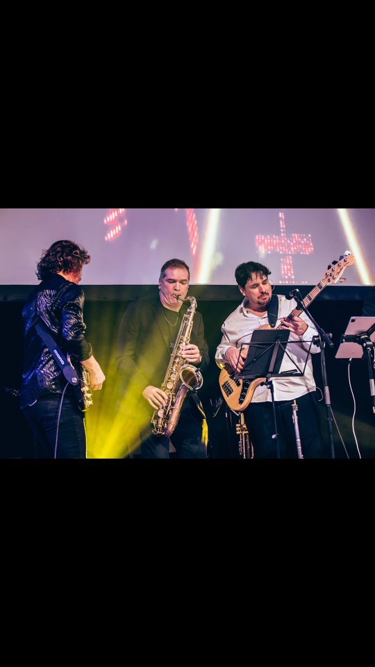 “Musik geht direkt ins Herz und berührt die Seele.
Es ist eine ständige Feier des menschlichen Geistes
und der universellen Brüderschaft, die alle miteinander teilen.”
Carlos Santana
MUNICH SELECT BAND
Music.Power Live
#munichselect
#munichselectband
#Seele
#Feier
#eventsband
#Liveband
#power
#Energie
#Veranstaltungen
#veranstalter
#Events
#coorporateevents