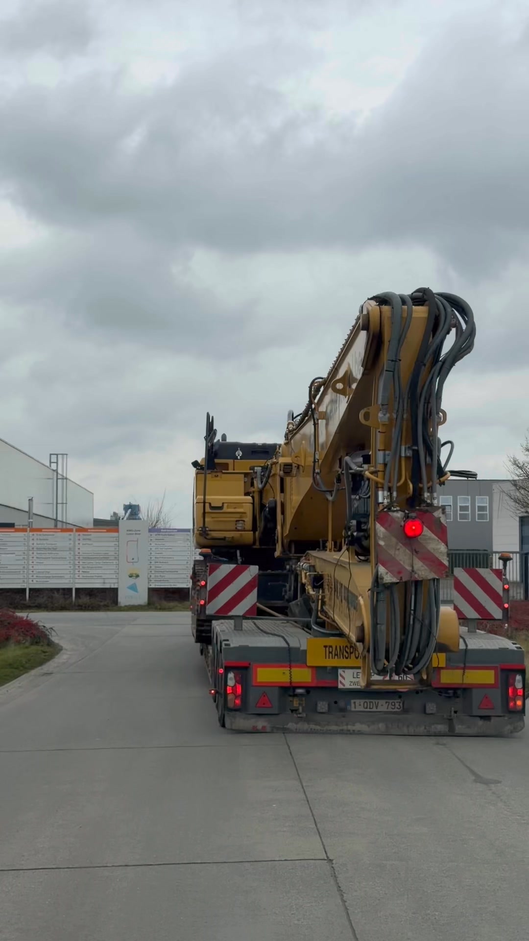 Onze minigraver op transport naar een nieuwe opdracht voor STRABAG Belgium .
#minigraver #mijnsportistransport
#caterpillar #faymonville #transport #uitzonderlijkvervoer Grondwerken De Mol &De Mol Recycling BV