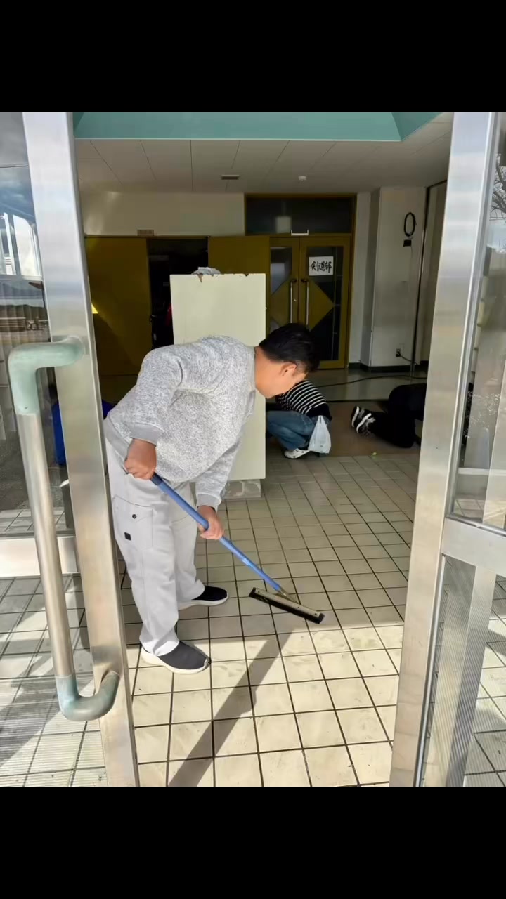 2/28(土)、卒業式前の体育館清掃「四季中クリーン」に
四季中サポート隊として参加した山下さん。
生徒や保護者、先生方と一緒に頑張り