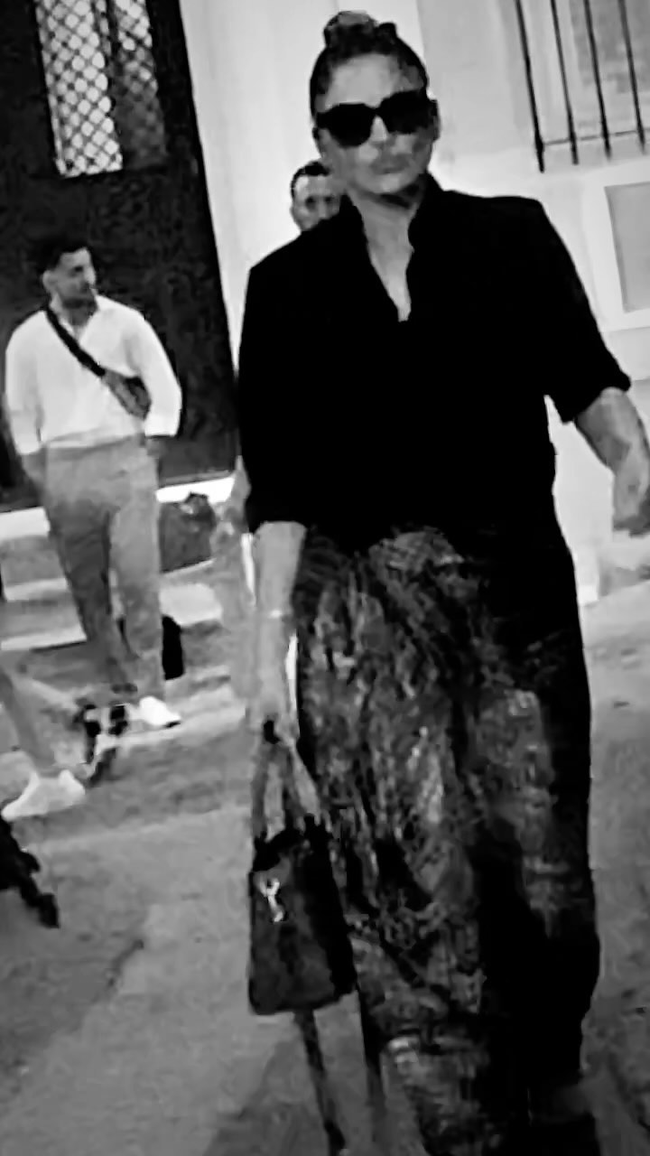 I FEEL safe in my beautiful hood 🌹
PS: I AM a Haute Culture Designer!
🪬
#ZZA #HauteCulture
#pera #istanbul #türkiye
#zemzematelier