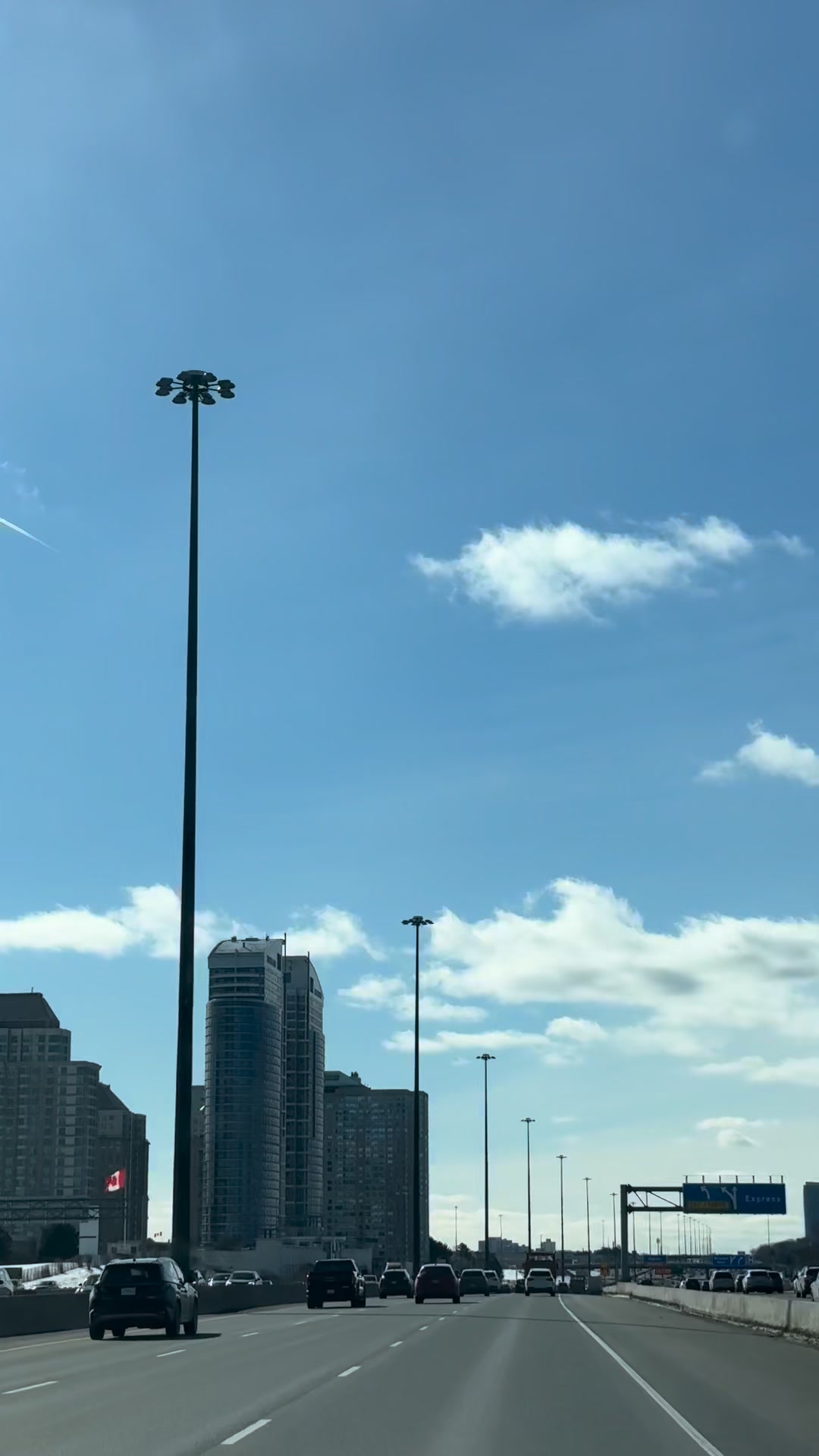 Weekend cruise on the 401 through Scarborough, Toronto — smooth lanes, calm traffic, and surprisingly chill vibes. No weekday madness here, just an easy drive and open road energy. Sometimes the 401 really does behave 😌
#Toronto #Scarborough #Highway401 #WeekendDrive #OntarioRoads #SmoothRide #CityDriving #CanadaTravel #DrivingVibes #RoadScenes