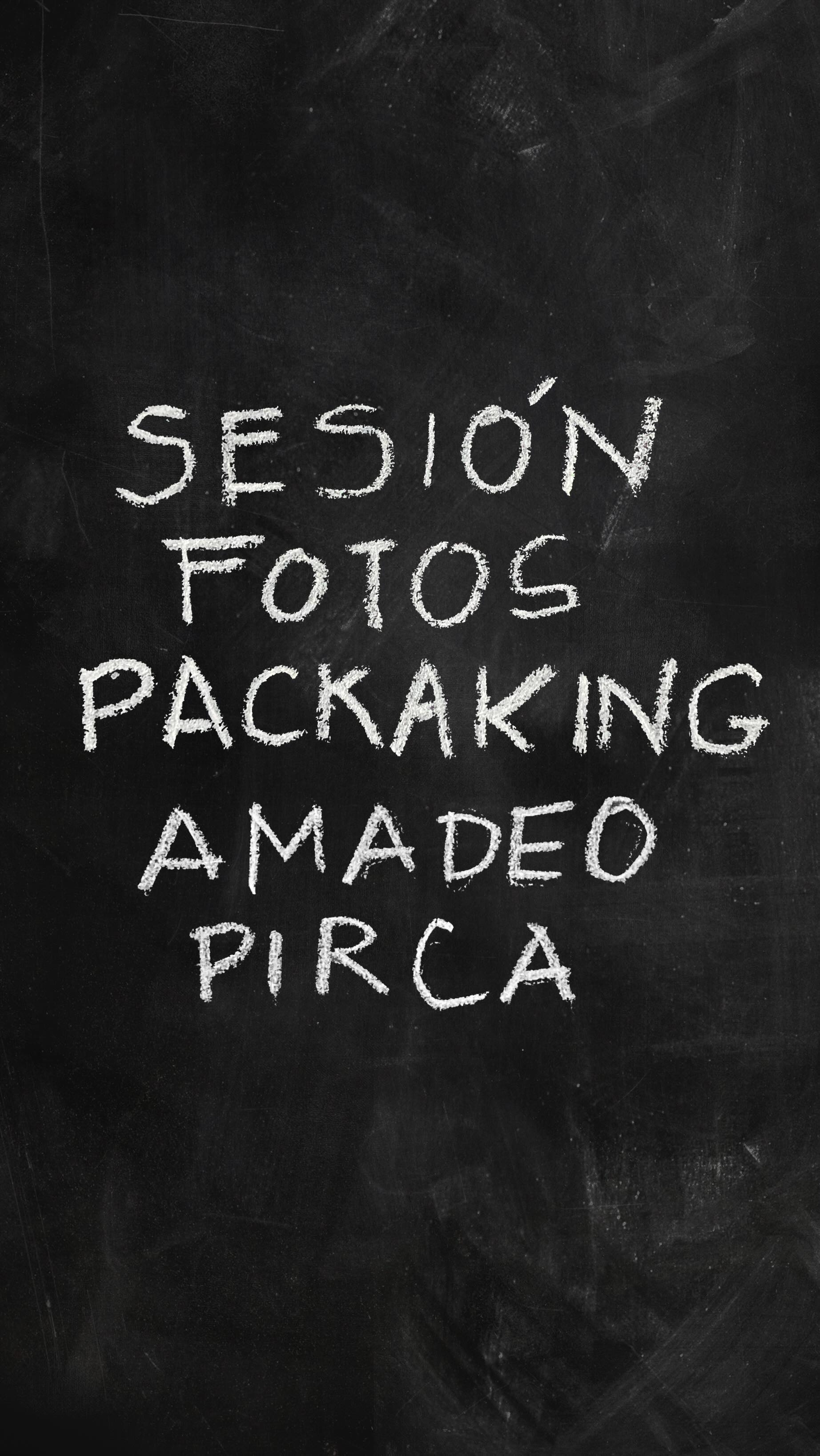 Con tremendas tostadas con los mejores huevos de la Quinta Región terminó está sesión de fotos para @amadeopirca
Con la identidad visual de @amadeopirca buscamos generar una marca que transmita esa construcción artesanal y local.
La construcción del logotipo sigue los patrones de las “pircas” en el campo, que son construcciones hechas a partir de múltiples rocas apiladas y encajadas unas con otras.
Es muy común ver pequeños muros construidos de esta forma en Olmué.
Además Para la tipografía de la denominación de los productos, usamos viejas cartas de Don Amadeo para recuperar su caligrafía y crear nuestra propia tipografía manuscrita en base a la letra de Don Amadeo. Creamos una tipografía nueva y única para la marca.
Y siempre con la intención de diferenciarnos en la industria de los huevos, donde todos los packaging y marcas hacen lo mismo: poner una gallina “feliz” en un campo hermoso.
Con @amadeopirca buscamos enfocarnos más en la marca y utilizar menos la imagen tan re contra abusada de la gallina en todas las góndolas de supermercado.
Si quieres saber más del proceso creativo de @amadeopirca y encontrar otros proyectos como este, te invitamos a visitar nuestro sitio web 🤓Link en la bio!
Ponle #creatividad
Ponle #estrategia
Cliente: @amadeopirca
Estrategia: Autenticidad/ Fusión/ Trading up
Puntos de encuentro: Fachada/ Layout tienda/ Señalética/ Packaging/ Web/ Dispositivos
#farm #retail #design #retaildesing #storedesigns #store #brandexperience #shopping #diseño #designstudio #illustration #granja #logo #branding #olmue #eggs #tractor #miel #honey #packaging