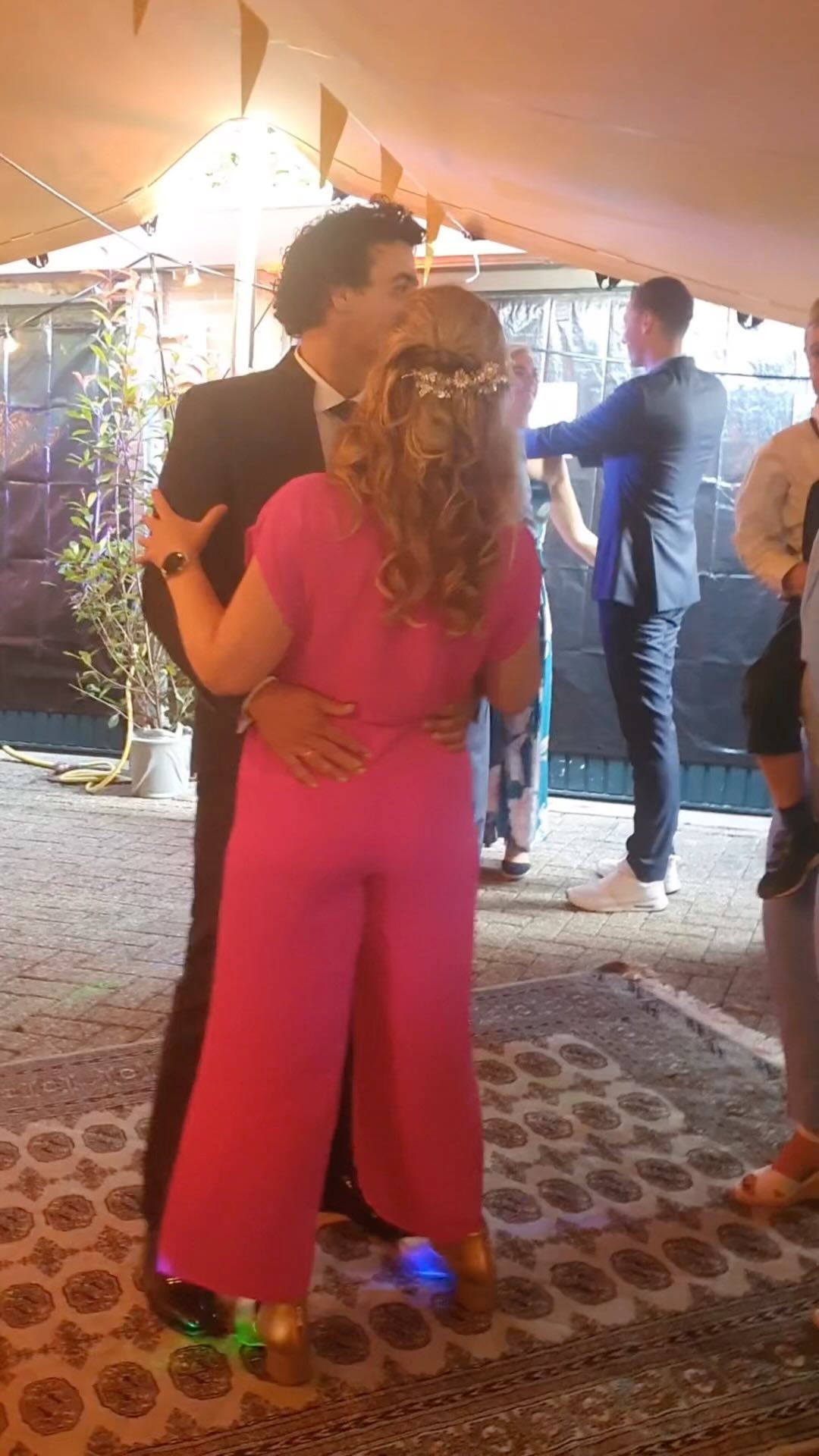 When you hire 🎷@mrsaxob & dj Peter Smit on a Dutch wedding, and it becomes a little hardstyle festival 🌚⚡️🕺🏼🎉