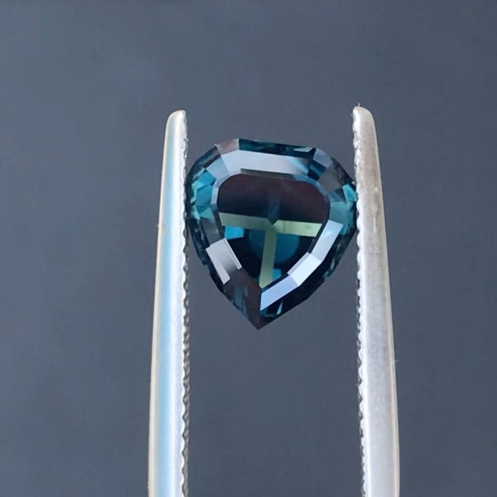 Saphir d’Auvergne de 3,27 ct taille « Sacré Cœur »
Dimensions : 9,28 x 8,63mm h: 5,42
Naturel, non chauffé, non traité
#saphir #saphirdefrance #saphirdauvergne #frenchsapphire #sacrecoeur #exceptionalgemstones #teal #tealsapphire #bluesapphire #naturalgemstone #ethicalgemstone #ethicallymined #naturalsapphire #unheatedsapphire #sacredheart #pierresethiques #joaillerieethique
#sapphire #gemme #sacrécoeur #precisioncut #ethicaljewelry #highjewelry #jewelrydesign #parislove #hautejoaillerie #minetomarket #jewelrydesigner #jewelryblogger #gemstonetraceability