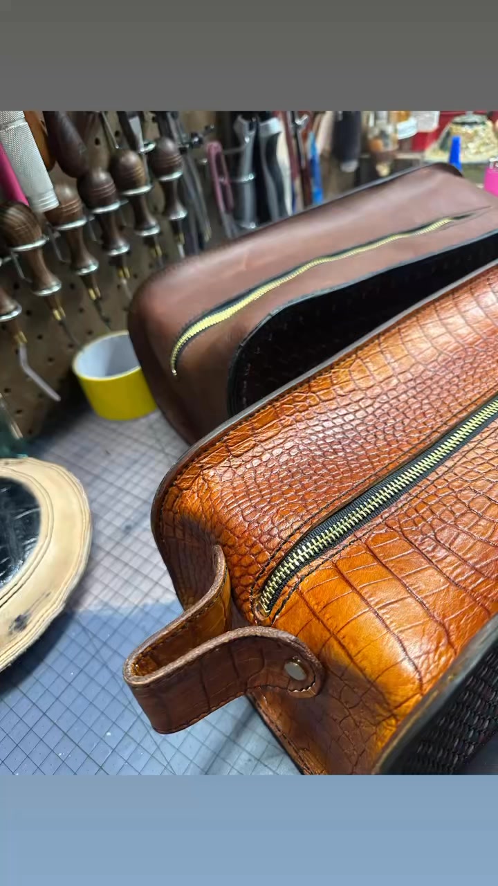Almost finished building the bare essentials bags.
#availablesoon
#leathershit
#handmade