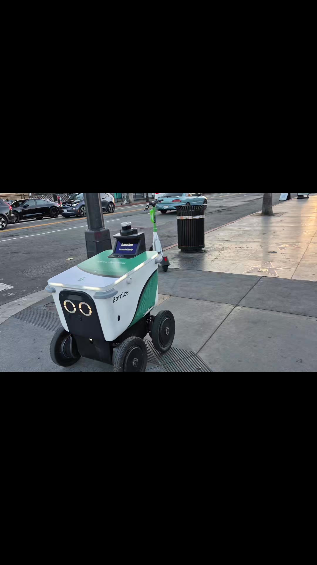 Bạn shipper dễ thương...
Kg gọi điện...kg hỏi địa chỉ...kg than kẹt xe... :D . Chỉ im lặng chạy tới giao hàng rồi đi tiếp
Ẻm đứng chờ đèn đỏ còn ngoan hơn tui 😅. Tầm này kg biết có sống sót ở Sài Gòn được kg hén 😆