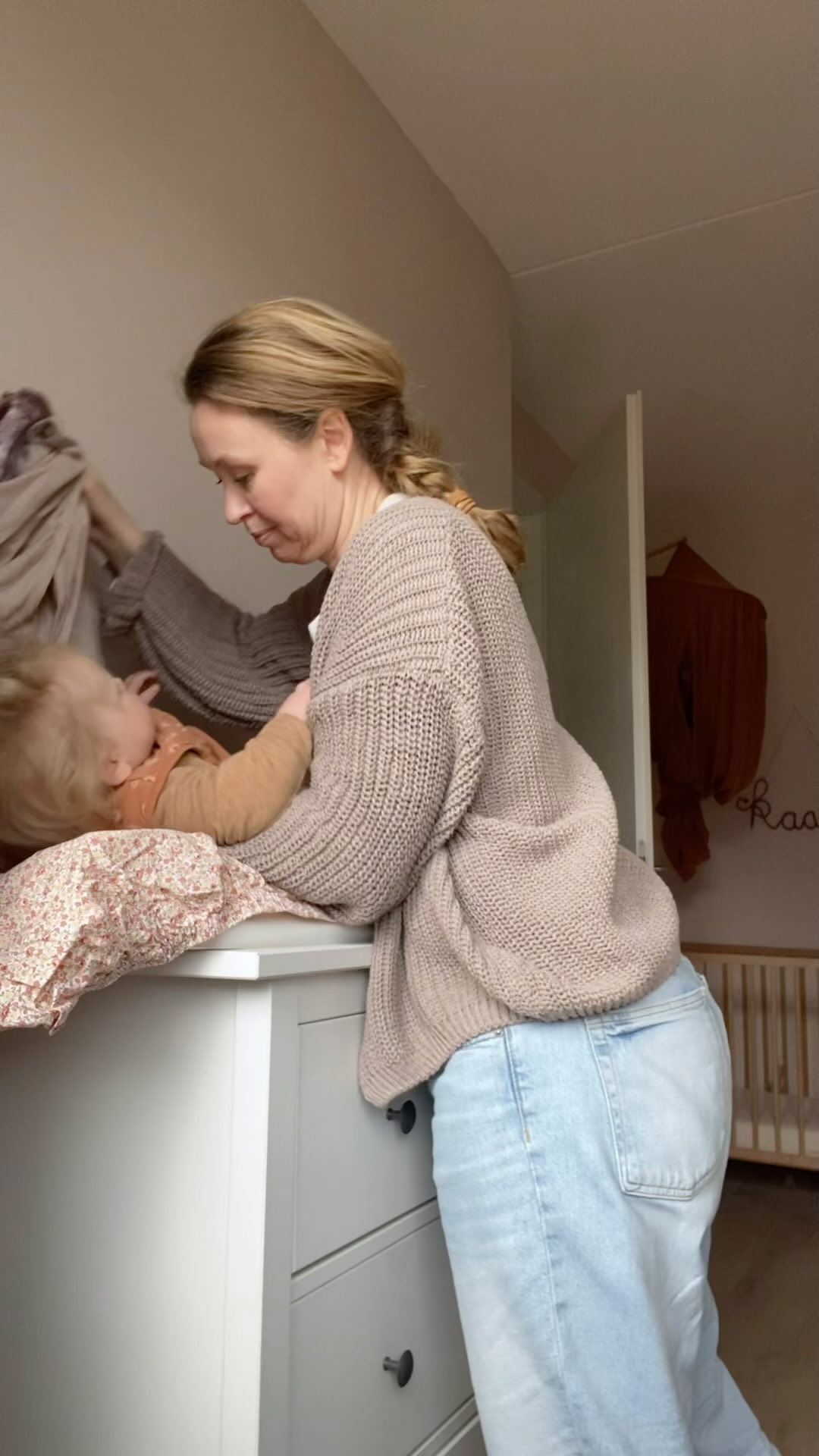 Je hebt zelf zo veel invloed op je bevalling!
Waarom? ⤵️
1. Het aantal cm ontsluiting zegt niks over het verloop van je bevalling. 1 cm per uur is niet bewezen in wetenschappelijk onderzoek. Inwendig onderzoek heeft dus niet zo heel veel zin, en zeker niet routinematig.
2. Je eerste wee voelen is super spannend! Zou je vandaag je kindje ontmoeten? Ga niet meteen met de eerste wee aan de ademhalings- en ontspanningsoefeningen. Focus je eerder op je gewone dagelijkse ritme en eet en rust. Je bevalling zal daarom voor je gevoel korter duren en je houdt het langer vol.
3. Een ontspannen kaak is een ontspannen bekkenbodem. Als je je gezicht en kaak aanspant tijdens een wee omdat je het pijnlijk vind, zal je lichaam niet ontspannen. En dat heb je nou juist nodig voor goede weeën en oxytocine aanmaak.
Sla deze post op voor later en volg mij voor meer bevallingstips!