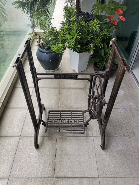 I finally finished this project! #repurposed my #oldsewingmachine leg into a console table. I had wild ideas for the table top, which made me procrastinate, but in the end, I decided that simple and done is better than unfinished.
Table top is rubberwood, custom order from Shopee.
#sewingmalaysia #treadlesewingmachine #upcycle
