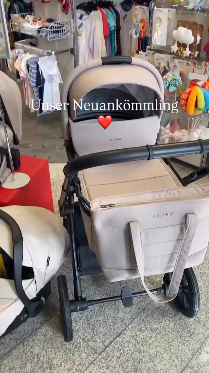 🚼✨ Hot Arrival im Babyhaus! ✨🚼
Der neue Adamex Nova ist gelandet – und Leute, der wird schon bestaunt wie ein VIP! 😎
Warum ihr ihn lieben werdet:
✔️ Ultraleichter Aluminiumrahmen – easy schieben, easy leben
✔️ Riesenreifen – City, Park, Gelände, you name it
✔️ Höhenverstellbarer Schieber – für alle Größen
✔️ Großer Einkaufskorb – Platz für alles, was ihr spontan shoppen müsst
Extras on top:
👜 Wickeltasche
🦟 Moskitonetz
🌧️ Regenschutz
🎨 Style your ride:
Cappuccino • Schwarz • Grün • Beige
💡 Deals, die Freude machen:
👶 3-in-1 Set (Babywanne + Babyschale + Sportsitz) – 729 €
👶 2-in-1 Set (Babywanne + Sportsitz) – 599 €
👉 Sofort bestellbar nach Anzahlung
👉 Live im Babyhaus bestaunen, schieben, verlieben! ❤️
Egal ob City-Trip oder Abenteuer im Grünen – der Adamex Nova macht alles mit. Schnappt ihn euch, bevor er alle Blicke auf sich zieht! 😏
#babyhausdessau #baby #dessauroßlau #kinderwagen #Deutschland #herzensladen #FrühlingsDeals #papasein #mamasein #regionalshoppen #ErstausstattungFürsBaby