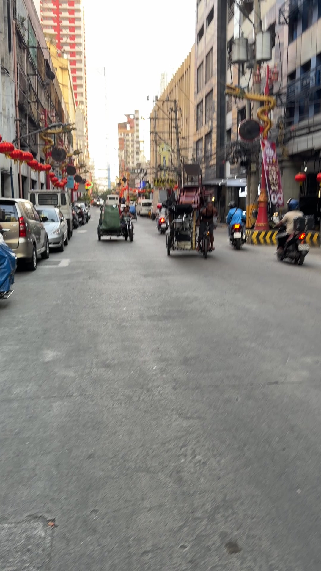 Aux Philippines les tricycle peuvent tout porter 😉😂… Binondo Chinatown de Manille
#Binondo #Manila #tricycle #Philippines @followers