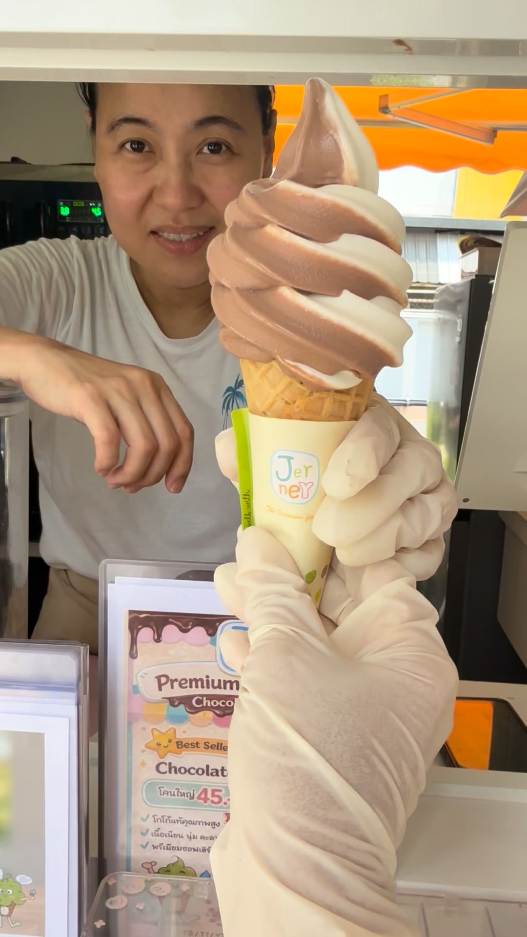 🍦 เพิ่มยอดขายร้านคุณ ด้วย Jerney Premium #Softserve
#ไอศกรีมพรีเมียม เนื้อแน่น เนียน หอมละมุน
ที่ลูกค้ากินแล้ว “อยากซื้อซ้ำ”
⸻
💼 ทำไมร้านค้าต้องเลือก Jerney?
✔ ต้นทุนต่ำ กำไรสูง (GP ลูกค้าทำได้ 60%+)
✔ ใช้งานง่าย แค่ผสมน้ำ → เปิดขายได้ทันที
✔ รสชาติพรีเมียม ขายได้ทั้งเด็กและผู้ใหญ่
✔ เพิ่มยอดขายต่อบิล (Upsell ได้ง่ายมาก)
⸻
📈 เหมาะกับธุรกิจ
• ร้านกาแฟ / คาเฟ่
• ปั๊มน้ำมัน / ร้านสะดวกซื้อ
• โรงเรียน / มหาวิทยาลัย
• งานอีเวนต์ / ตลาดนัด
⸻
🚀 #เริ่มต้นธุรกิจง่ายมาก
• มีสูตร + วิธีทำให้ครบ
• มีทีมแนะนำการขายจริง
• พร้อม Scale ต่อได้ (เปิดหลายจุดขายได้ทันที)
⸻
🎉 บริการเสริม
• #รับจัดเลี้ยง / ออกบูธ / งานอีเวนต์
• รองรับทั้งแบบขายหน้าร้าน + Catering
⸻
💬 ข้อเสนอสำหรับ Partner
• มีราคาส่ง + MOQ ชัดเจน
• สนับสนุนสื่อขาย / เมนู / แนะนำการตั้งราคา
• ดีลระยะยาว ปั้นยอดไปด้วยกัน
⸻
📩 สนใจเป็นตัวแทน / เปิดจุดขาย / ขอเรทราคา
ทักมาได้เลย — เดี๋ยวเราช่วยวาง “โมเดลกำไร” ให้จบในแชท 🔥
Line ID: @jerney
โทร 081-939-5391