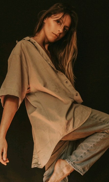 Justine est née et a grandi à Valence. À l'âge de 6 ans, c'est sa maman (elle aussi passionnée de danse) qui l'inscrit à son tout premier cours de danse. Depuis ce jour, elle n'a jamais arrêté de danser, même à la maison où elle n'arrêtait pas de créer des chorégraphies et des spectacles entiers pour sa famille. Toujours admirative des danseurs et chanteurs à la télé, elle avait soif de création, de strass et de paillettes depuis le plus jeune âge. La danse a été pour elle un échappatoire et un moyen d'expression fort car elle vivait de grosses difficultés à l'école (harcèlement). Elle savait depuis sa première année de danse qu'elle voulait en faire son métier.
Elle a donc commencé par la danse classique, puis le modern'jazz s'est ajouté 6 ans plus tard. Ce style a pour elle été une révélation et synonyme de lâcher-prise et de déconstruction. Elle a été formée par Olivier COSTE à Valence et a obtenu son EAT Jazz à l'âge de 22 ans. Après cela, elle est partie à Montpellier au CREPS (formée par Thierry Boyer notamment) où elle a obtenu son diplôme d'État de professeure de danse jazz en 2020 (à 24 ans). Elle a enseigné pendant quelques années puis a ensuite décidé de se concentrer uniquement sur la scène, l'endroit qui la fait le plus vibrer, là où elle est celle qu'elle a envie d'être.
Après le CREPS, elle a eu envie de se former à d'autres styles : street, heels, cabaret, commercial... Ces styles de danse lui ont permis de s'ouvrir encore plus au monde et de se découvrir davantage (déterminée, assumée, sensuelle et battante). Intermittente du spectacle depuis plus de 2 ans dans le sud de la France, elle veut maintenant prendre son envol sur Paris.
Durant toutes ces années, elle a appris aux côtés de nombreux professeurs renommés : Bruce Taylor, Laurence Fanon, Maïté Fossen, Hajiba Fahmy et bien d'autres.
3 mots qui la définissent dans la danse selon son entourage : élégante, juste et magnétique.
Pour suivre cette artiste c'est par ici @justinemoutin
Professionnel du spectacle, vous souhaitez contacter cette artiste ? Rdv sur notre site/Lien en bio
#danse #danseuse #spectacle #intermittentduspectacle #danseuseprofessionnelle #ohlartiste