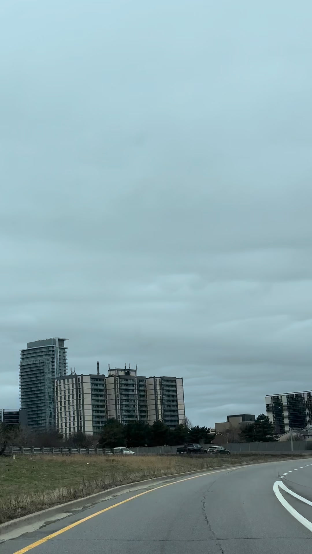 Smooth drive, city views fading into that calm suburban vibe—there’s something oddly relaxing about it.
#TorontoDrive #DVP #Highway404 #Markham #OntarioLife #CityToSuburbs #DriveWithMe #RoadVibes