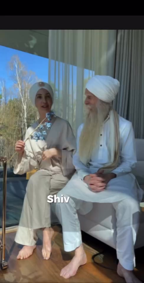 Sat Nam,
Nesen man bija iespēja piedalīties Kundalini jogas 2. līmeņa skolotāju apmācībās Polijā, kas bija veltītas tēmai Apzināta komunikācija, skolotāju Shiv Charan Singh, Arina Szczygielska, Agnieszka Hari Kartar, Arti Gopal Kaur un Satguru Kaur vadībā.
Šoreiz es biju citā lomā — man bija iespēja novērot, kalpot un piedalīties grupas dinamikā.
Šī pieredze ļāva ieraudzīt procesu no dziļāka skatpunkta un ar lielāku apzinātību.
Īpaši silti bija vērot Polijas Sangat — viņu atvērtību, kopības sajūtu un patieso vēlmi mācīties un augt. Ir kaut kas ļoti spēcīgs tajā, kad cilvēki sanāk kopā ar kopīgu nodomu.
Šī moduļa tēma — apzināta komunikācija — vēlreiz atgādina, cik svarīgi ir, kā mēs klausāmies, runājam un esam viens otram klātesoši. Tas veido ne tikai mūsu attiecības, bet arī mūsu iekšējo pasauli.
Pateicība skolotājiem, telpai un cilvēkiem, kas iet šo ceļu kopā.
Sat Nam 🙏
Amangeet Kaur
#kundalinijoga #apzinātakomunikācija #2līmenis #sangats #garīgāizaugsme #kopiena #iekšējaisdarbs #amangeetkaur #satnam