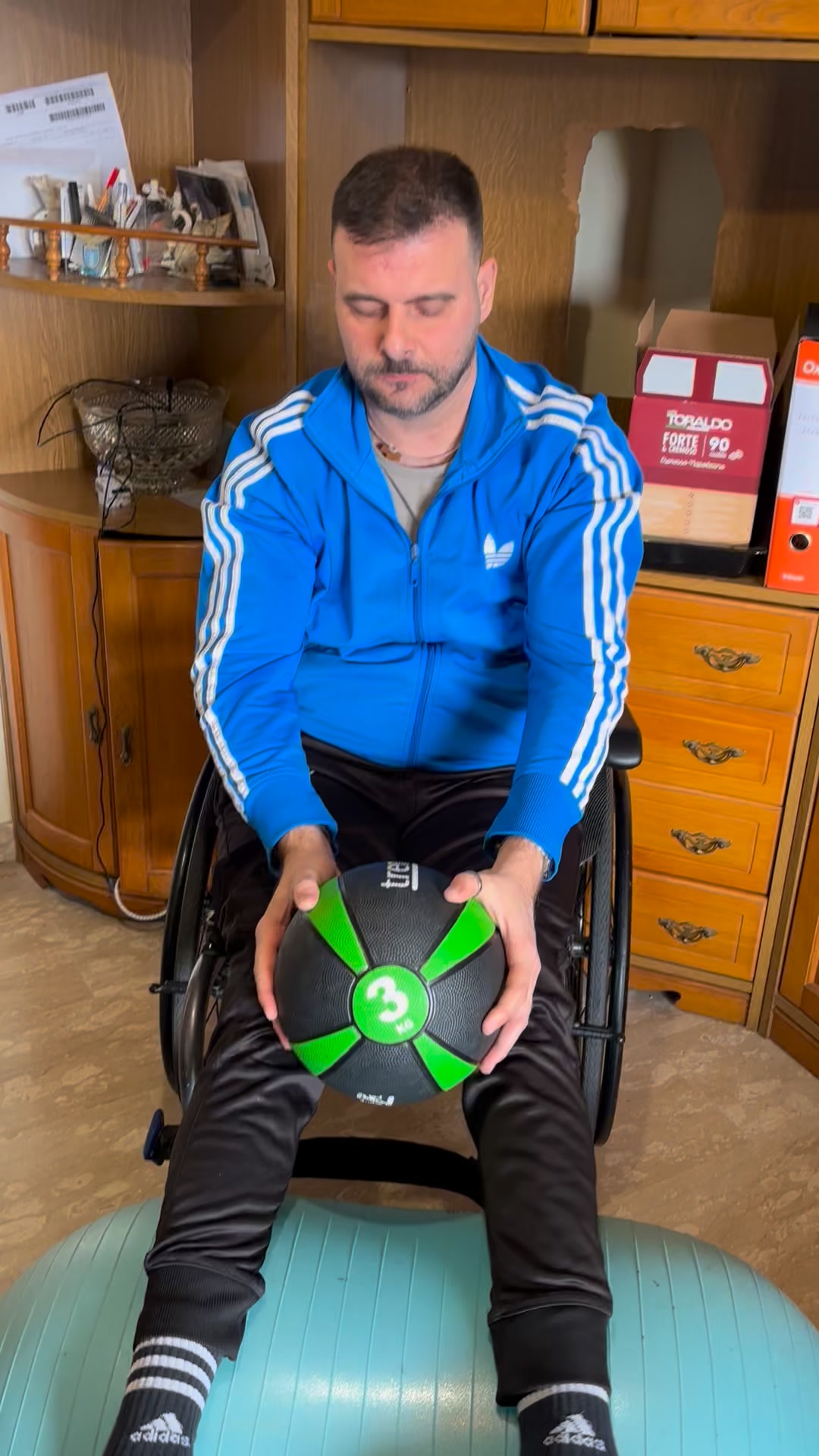 Lottare ogni giorno significa amare la vita e non voler perdere quell’autonomia che fa bene a me stesso e soprattutto alleggerisce la fatica a chi si occupa di me.. Uniti per rallentare questa bestia di atassia di friederich💪🏼inprimopiano