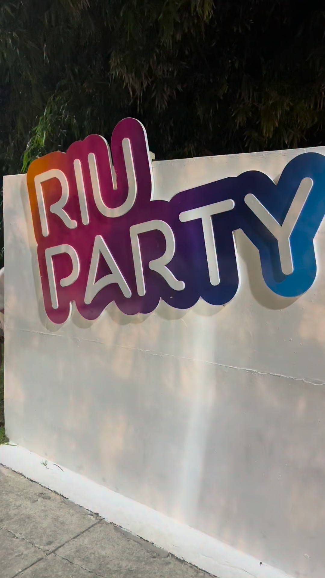 RIU White Party. 🤍🔥🌴
The music, the lights, the dancers, the energy… such a fun night with amazing vibes all around. One thing about RIU parties: they know how to keep the atmosphere alive! 🎶
Definitely a night to remember in the Caribbean. 🌊🍹
#RiuWhiteParty #PuntaCana #RIUParty #DominicanRepublic #CaribbeanNights #VacationVibes #BeachParty #PuntaCanaLife #TravelReels #TropicalVibes #PartyInParadise