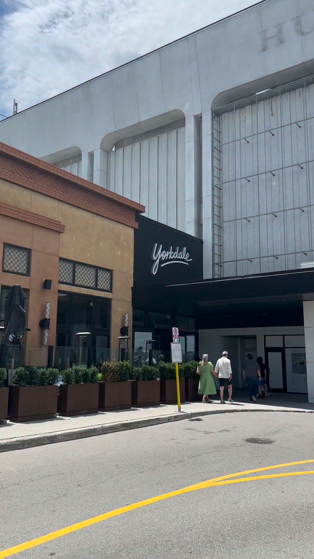Great food spots, and beautiful modern spaces, there's always something to see here. Whether you're shopping, window browsing, or just enjoying the atmosphere, Yorkdale is one of Toronto's top destinations! 🇨🇦
#YorkdaleMall #Toronto #TorontoLife #TorontoCanada #ShopToronto #ExploreToronto #TorontoReels #Ontario #MallLife #TorontoShopping