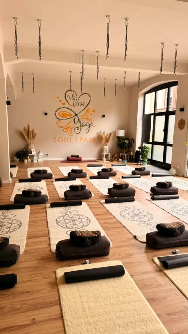 ✨ Der September wird bunt. Laut. Leise. Bewegend. Entspannend. Und vor allem: voller schöner Momente! ✨
Die Sommerpause ist vorbei – und wir können es kaum erwarten, wieder mit euch auf die Matte zu gehen! 🧘♀️🤍
Ab September wartet bei Ich liebe Yoga ein vielseitiges Programm auf dich:
🌿 Präventionskurse – Zeit für dich, deinen Körper & dein Wohlbefinden
🧘♀️ Offene Yoga Sessions – flexibel dabei sein und genau das praktizieren, was du gerade brauchst
✨ Workshops & Specials – zum Entdecken, Ausprobieren & Genießen
Und dabei wird’s richtig abwechslungsreich:
🍷 Yoga & Wein
🪽 Aerial Yoga
🔔 Soundbath & Klangmassage
🌬️ Breathwork
…und noch so einiges mehr!
Ob du dich kraftvoll bewegen, tief entspannen, Neues ausprobieren oder einfach eine kleine Auszeit vom Alltag genießen möchtest – such dir dein persönliches September-Highlight aus. 💫
Wir freuen uns auf volle Matten, besondere Begegnungen, neue Gesichter, bekannte Lieblingsmenschen und ganz viele ‚Wow, das hat gutgetan!-Momente. 🥰
Der September darf kommen. Wir sind bereit. Und du?✨
👉 Kursplan anschauen, Lieblingskurs aussuchen & Platz sichern!
#ichliebeyoga #yogastudio #yogakurse #yogaworkshop #präventionskurs aerialyoga soundbath klangmassage breathwork yogaundwein wetterruhr yogainwetter ruhrgebiet yogacommunity