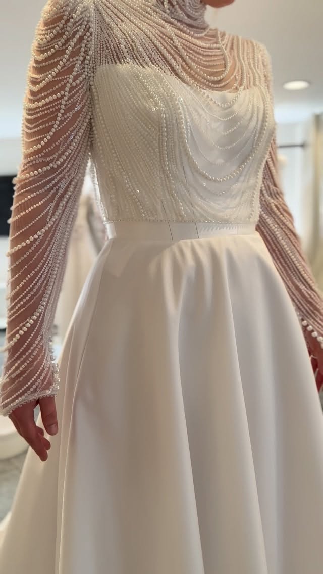 1 Kleid, 2 komplett andere Looks ✨🩵
Siehst du, wie viel Potential in einem cleanen, schlichten Brautkleid steckt?
Zur Trauung wirkt es modern und gleichzeitig klassisch, vor allem wenn du es mit einem Schleier kombinierst. Nach der Trauung, wenn du deinen Schleier abnehmen willst, ist ein Perlentopper die perfekte Ergänzung. 🫶🏼 Plötzlich ist es ein völlig neuer Look mit Glamour und Glitzer.
Wir finden, ein schlichtes Kleid ist kein Kompromiss, sondern perfekte Grundlage für wandelbare Hochzeitslooks. Du bekommst mit den richtigen Accessoires ZWEI Looks aus einem Kleid. Oder drei. Oder vier 🙊 … je nachdem, was du kombinierst.
Was zudem ein echter Gamechanger ist: Ein Perlentopper kann auch für die kältere Jahreszeit oder draußen bei frischeren Temperaturen echt hilfreich sein.
Jetzt sag du uns: wann würdest du welchen Look tragen? 🤍
#BrautkleidStyling #Perlentopper #BrautkleidTrends