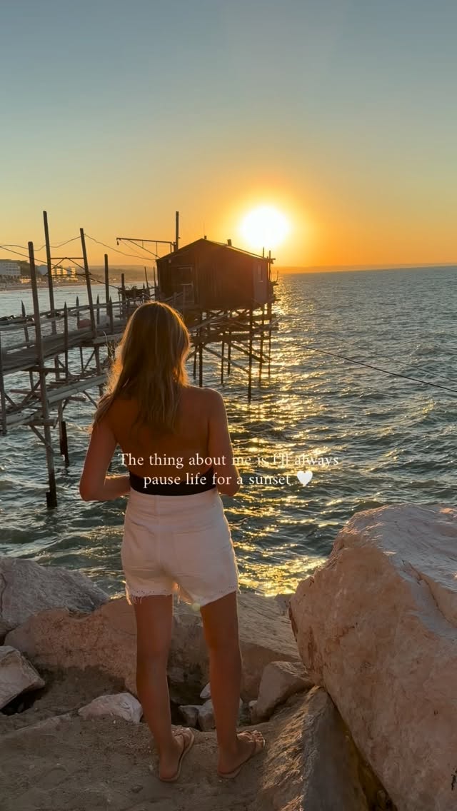 Who is with me? 🧡🌅🌊
#sunset #sunsetlover #slowliving
📍#termoli #molise