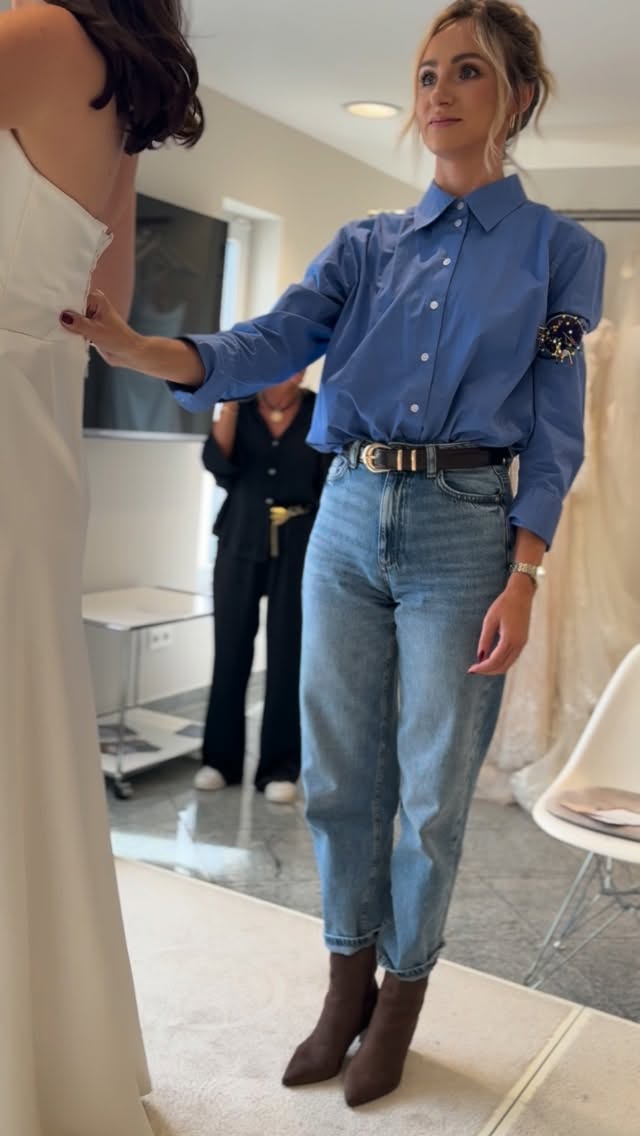 Sie hatte eine ganz genaue Vorstellung – und wir direkt eine Idee. 👀🤍
Unsere Braut hat sich in dieses cleane Seidenkleid verliebt, wollte ihrem Look aber noch etwas Besonderes und Individuelles geben. Und genau da kam uns ein Stoff aus unserem eigenen Label @atelier.bernal in den Sinn. ✨
Für unsere Standesamtlinie haben wir besondere Stoffe eingekauft, aus denen eigentlich Röcke und andere Pieces entstehen sollen. Einer davon: dieser wunderschöne Organza mit einer feinen, zurückhaltenden Baumwollspitze. Durch die Größe der Spitze entsteht ein fast organisches Muster – und in Kombination mit der cleanen Seide wirkt sie einfach besonders. 🤍
Also haben wir kurzerhand neu gedacht: Aus dem Stoff entsteht für unsere Braut ein individuell angefertigter Überrock – und damit ein Look, den es so kein zweites Mal gibt. 🪡
Genau das ist für uns das Besondere an unserem hauseigenen Atelier: Nicht nur zu ändern, was nicht passt, sondern gemeinsam weiterzudenken, was möglich ist.
Welche individuelle Änderung würdet ihr euch für euer Brautkleid wünschen? Vielleicht sogar auch einen Überrock? ✂️🤍
#mariebernal #brautkleid #brautkleidänderung #schneideratelier #atelierbernal