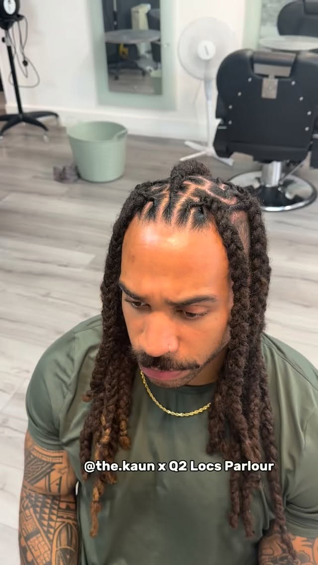 Retwisted @the.kaun before he steps back in the ring🤼🔒Locs need to be as tough as the wrestling 💪🏾📍Harrow.
#locs #locstyles #locjourney #locsalon #menslocs