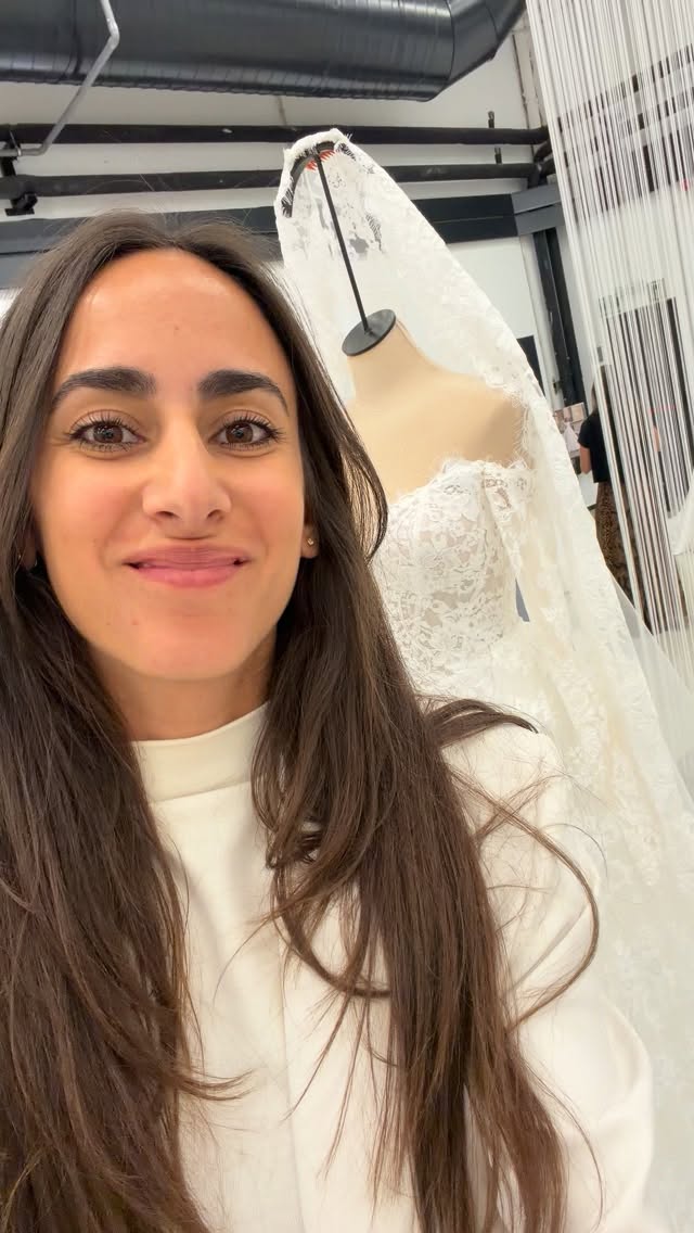 Spitze ist einer DER großen Brautkleid-Trends 2027! 🥰🤍
Und dabei zeigt sich die neue Kollektion so vielseitig wie selten: von feiner Chantilly Spitze, floraler Spitze über moderne Muster bis hin zu aufwendig gearbeiteten Statement-Spitzen. 🥹
Denn eines hat uns auf der Brautmodenmesse besonders begeistert: Spitze ist 2027 alles andere als klassisch oder langweilig! ✨ Aber: Spitze ist nicht gleich Spitze. Gerade bei Spitzenbrautkleidern kommt es für uns besonders auf eine hochwertige Qualität, außergewöhnliche Designs und eine wunderschöne Verarbeitung an. Deshalb haben wir uns bei der Auswahl dieser Modelle besonders viel Zeit genommen und wirklich nur die schönsten und außergewöhnlichsten Spitzenkleider für euch und unsere Brautkleid-Kollektion 2027 ausgewählt. 🤍
Und keine Sorge, falls Spitze so gar nicht euer Ding ist: Auch bei den cleanen Brautkleidern 2027 könnt ihr euch auf unfassbar schöne neue Modelle freuen! 👀
Team Spitze oder Team Clean? Schreibt es uns in die Kommentare! 🥰
#mariebernal #brautkleid2027 #brautkleid #brautmode #hochzeit