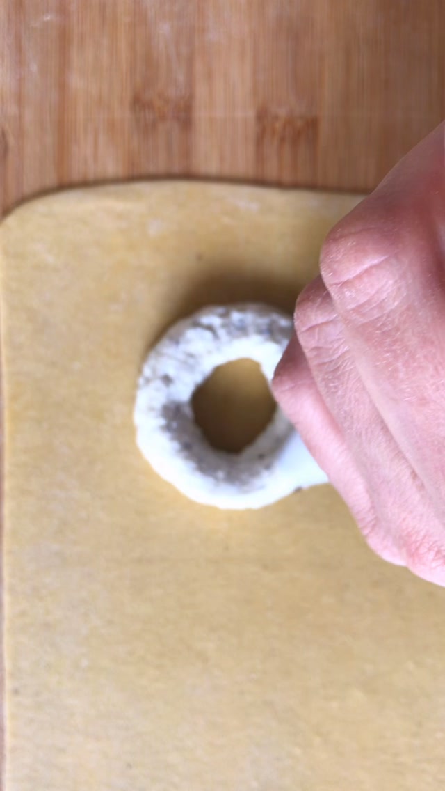 This is one of those pasta shapes I get asked about constantly and it’s simpler than it looks once you break it down.
Start with a sheet of silky egg pasta dough (recipe below), pipe ricotta-parmesan filling into a circle, crack a yolk into the center, cover with a second sheet, and press out the air and seal. Boil for 3–4 minutes, coat in a simple sauce and cut in. The result looks so much more impressive than the process.
My egg pasta dough recipe:
· 400g finely ground flour
· 50g semolina flour
· 250g eggs (about 5 whole eggs)
Add the eggs to the dry ingredients and incorporate first with a fork and then with your fingers or a dough scraper. Then knead for at least 10 minutes until silky smooth and let rest for half an hour. If you want step by step guidance check out the online filled pasta workshop on the @homemadepastastudio website, it takes you through the entire process so you can’t go wrong.
#pastadough #eggpasta #raviolialuovo #doughmaking #pastafromscratch