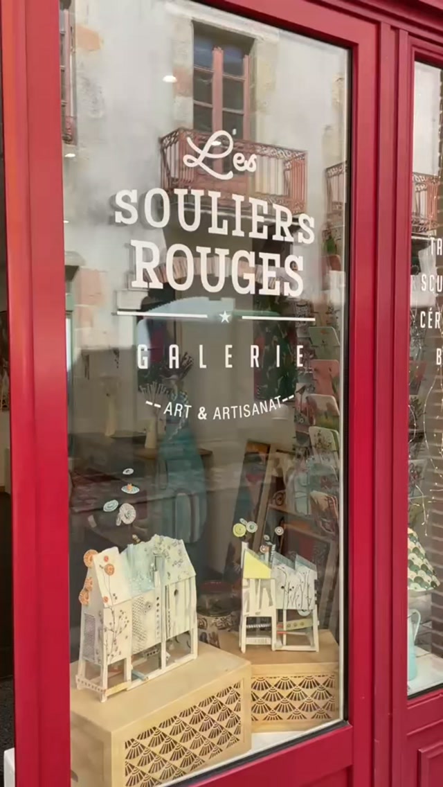 L' exposition " Arbres et Refuges "
De Septembre et Octobre
à la Galerie les souliers rouges
6 rue St Antoine
44190 Clisson
@floramerleau
@herlinsandrine
Les deux univers de la céramiste Sandrine Herlin et de la peintre Flora Merleau nous emmènent en voyage entre cabanes sur pilotis et délicats baobabs , fauteuils réconfortants sous des arbres parasols et de bras refuges ayant pour voisinage des oiseaux chaussettes ⭐️
Tout en poésie, le mélange de ces deux univers vous portera en délicatesse et douceur pour un moment suspendu à la @galerielessouliersrouges
#galerielessouliersrouges #sandrineherlin #floramerleaupeinture #clisson #atelierdartdefrance