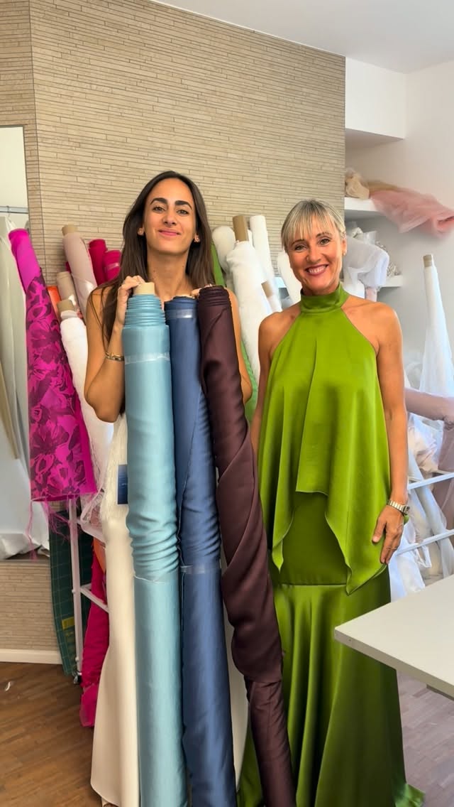 Wie ihr wisst, arbeiten wir neben unserem Brautmodenalltag fleißig an unserer eigenen Kollektion von @atelier.bernal ☺️ Dieses Set für Hochzeitsgäste lieben wir so sehr, dass wir es gleich in mehreren Farben genäht haben!
Jetzt wollen wir wissen: in welcher Farbe würdet ihr dieses Outfit wählen? Oder wäre es ein ganz anderes Hochzeitsgast-Outfit? Verratet es uns in den Kommentaren. 💬🤍
Modelle:
Neckholder: ORAPESA
Rock: MEDINACELI
Alles zu unseren Beratungsterminen findet ihr über den Link in der Bio. ☺️🫶🏻
#mariebernal #atelierbernal #hochzeitsgastoutfit #brautjungfernkleider weddinginspo