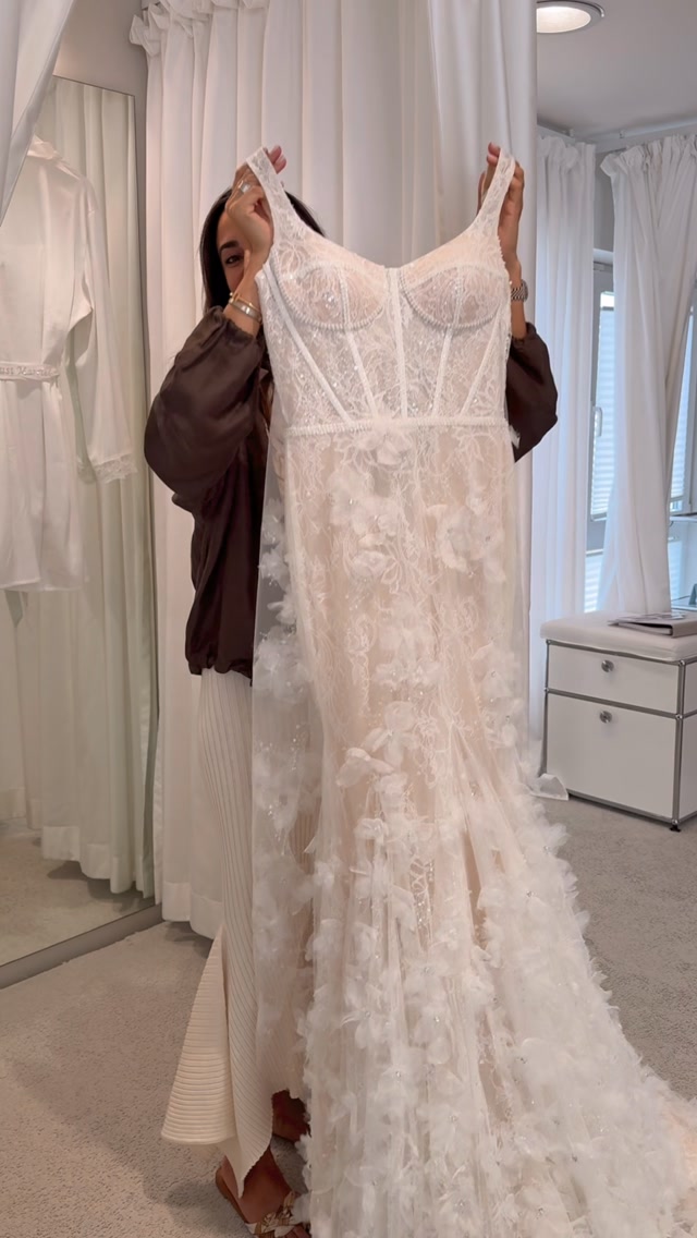 Egal ob mit oder ohne fließende Ärmel — wir lieben dieses Kleid an unserer Braut. 🩵 Nicht nur wir, auch sie war total begeistert.
Was meint ihr? Hat sich diese Braut am Ende für dieses besondere Fit and Flare Kleid entschieden oder konnte es ein anderes noch toppen?
Schreibt uns eure Vermutungen in die Kommentare! Und lasst uns wissen, ob ihr mehr Einblicke in die Zwischen Tüll und Tränen Drehs haben wollt, denn wir haben ein bisschen für euch Behind the Scenes mitgefilmt. 🤭🤫
#mariebernal #zwischentüllundtränen #brautkleid #weddinginspo #mariebernalbraut