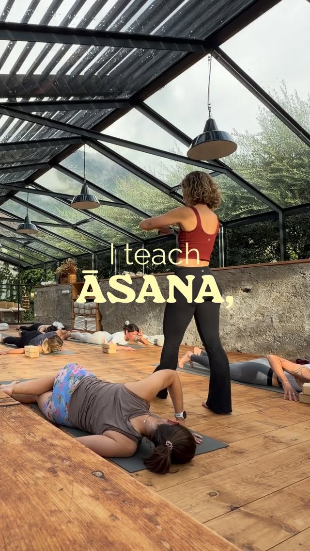 Yes, I teach movement.
But I also want you to notice where you are before you move somewhere else.
To make choices instead of automatically following.
To recognize when enough is enough.
To get curious before you correct yourself.
To trust what you feel.
To let your body respond.
And to stay with what is actually here.
For me, this is where somatic practice becomes interesting.
Not when you perform the shape perfectly.
But when the shape becomes a place where you learn something about yourself.
More of this I teach in my 100h ONA FLOW - INHABIT Training. See the link in bio. 💙🫰
