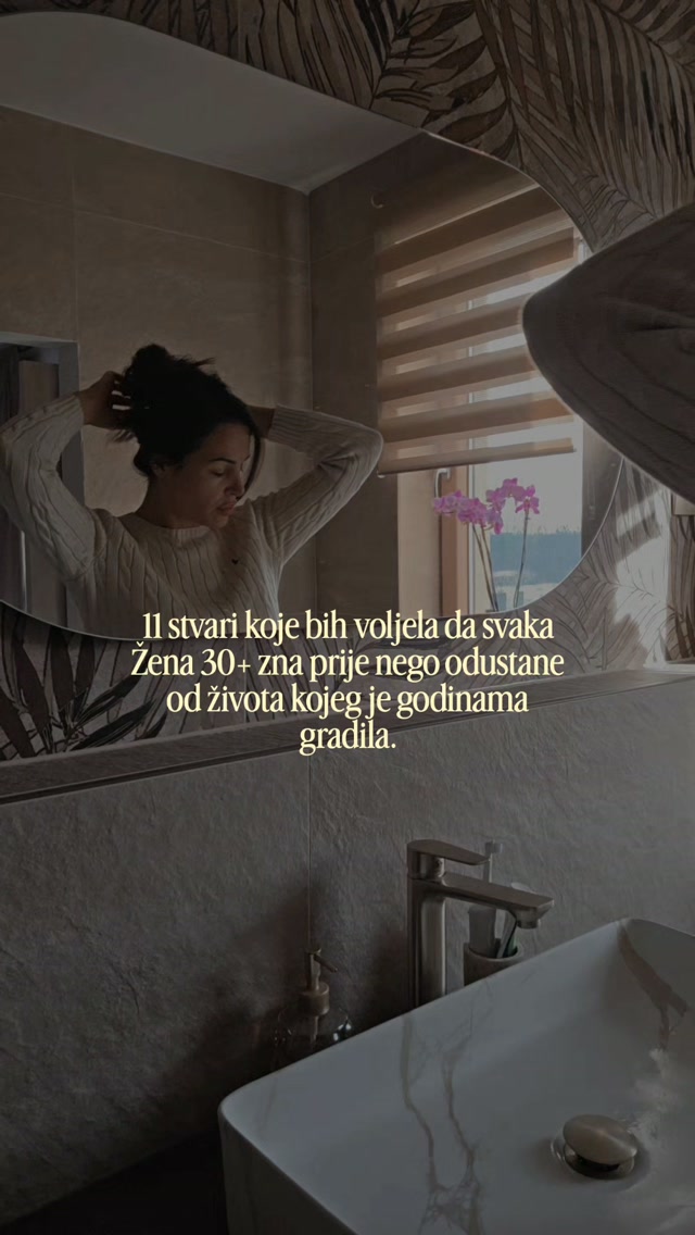 👇🏽
1. U 99% slučajeva doista nije nužno promijeniti kompletan život iz korjena da bi ponovno pronašla sebe.
2. Možeš biti zahvalna za ono što već imaš i istovremeno željeti više od toga.
3. Tvoj partnerski/prijateljski odnos ne mora nužno završiti zato što si ti prerasla verziju sebe u kojoj si u njega ušla.
4. Možeš biti majka kojoj su djeca trenutnu prioritet te i dalje biti žena koja ima velike želje koje nemaju nikakve veze s majčinstvom.
5. Ne moraš birati između sigurnosti i slobode - možeš naučiti stvarati oboje paralelno.
6. Nije problem što si se promijenila; problem nastaje kada se pokušavaš natjerati da živjeti kao žena koja više nisi.
7. Tvoj sljedeći nivo ne mora izgledati kao bijeg od svega poznatog što si izgradila — može više izgledati kao potpuno novi način bivanja u istom životu.
8. Možeš promijeniti svoje standarde bez prethodnog najavljivanja i opravdavanja ljudima oko sebe.
9. Nije sebično ponovno postati važna sama sebi.
10. Ne moraš čekati da se vanjski život promijeni da bi počela osjećati ono što želiš osjećati.
11. Moguće je imati i život koji voliš i postajati žena kakva želiš biti.
Napisala sam tekst u kojem je svaka od ovih 11 točaka objašnjena dublje kako bi ih s lakoćom mogla razumjeti i primjeniti u svojoj svakodnevici 🫶🏽
Napiši u komentar "11" i šaljem ti kompletan tekst 😉🌹