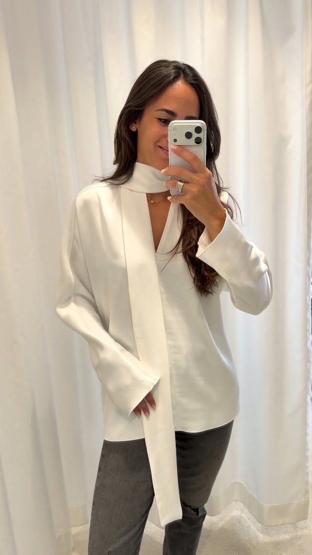 Diese neue Bluse, die wir bei @atelier.bernal entworfen haben, ist einfach perfekt. 🥹🩵 Ob elegant mit einer Hose oder einem Rock kombiniert oder ganz casual mit Jeans – sie lässt sich einfach vielseitig stylen.
Und für alle Wedding Guests unter euch: Diese Bluse können wir natürlich auch in verschiedenen farbigen Stoffen anfertigen! 🩵 Folgt uns gerne bei @atelier.bernal – dort zeigen wir euch noch mehr Einblicke in unsere Looks für Hochzeitsgäste.
Jetzt seid ihr dran: Welche Kombination ist euer Favorit – Bluse mit Rock, eleganter Hose oder Jeans? Schreibt es uns in die Kommentare, wir sind gespannt auf eure Lieblingskombi! ☺️
#weddingguest #brautmode #weddinglook #braut #mariebernal