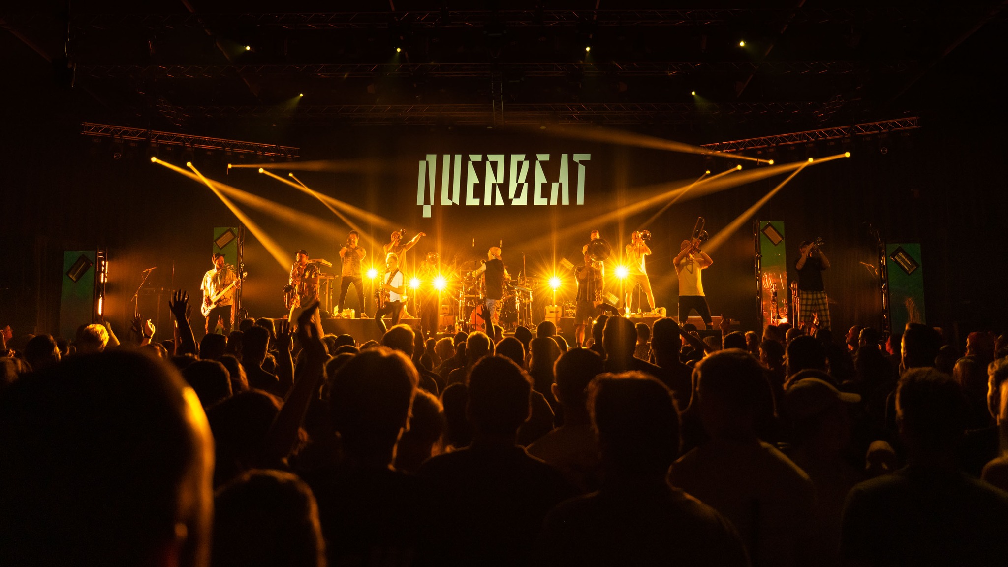 Heb jij deze gezellige avond gemist? @querbeatbrass zorgt voor leven in de brouwerij!
Of de muziek nu valt onder Brass Pop of Future Brass Punk? De 13-koppige band Querbeat speelde het dak eraf tijdens het @wmc_kerkrade WMC in de @rodahalkerkrade
#querbeat #rodahal #kerkrade #wmc #live #stage #musicproduction #vibes #rock #tour #band #concertphotographer #artist #brass #pop #worldmusiccontest #brasspop #musicians #concertphotography #music #livemusic #concert #drums #tourmanager #guitar #mic #artistmanager #stagephotography #livemusicvenue #setphotographer