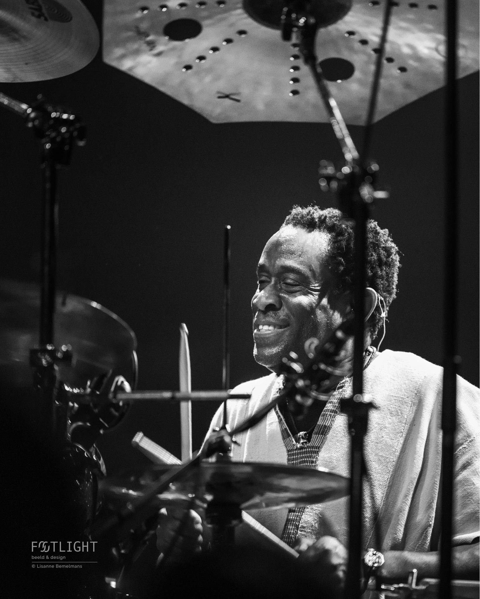 The master Will Calhoun at the clinic at Herfstfest Drumfestival. Not only showing his skills behind the drumkit, also walking and breathing, just vibing actually, on the stage with percussion.
The master @willcalhoundrum aan het werk tijdens zijn clinic bij het @herfstfest_drumfestival! Niet alleen achter zijn drumstel inspireert hij mensen, maar zelfs wandelend op het podium met percussie.
Loving the light btw 🎶
#live #stage #musicproduction #88musicmgmt #vibes #tour #jazz #set #concertphotographer #artist #blues #musicians #concertphotography #music #livemusic #concert #drums #manager #percussion #mic #artistmanager #stagephotography #livemusicvenue #setphotographer #willcalhoun #blackandwhitephotography