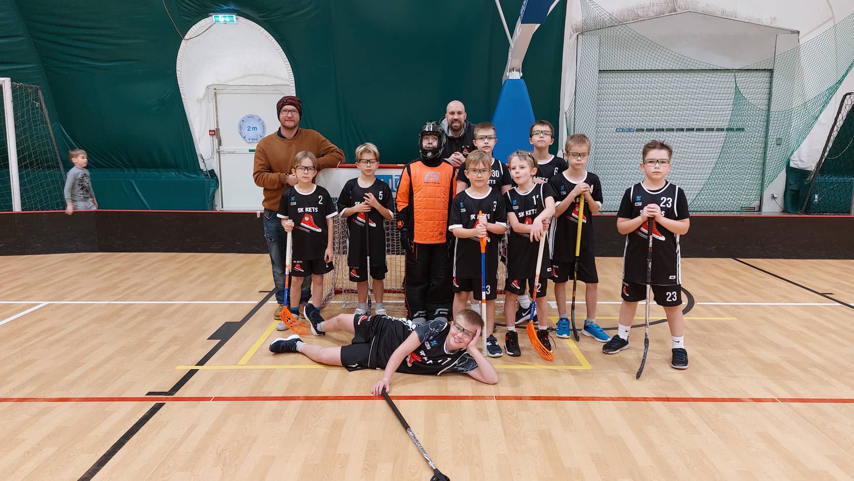 Tegus saalihokinädal pakkus rõõmu ja õppetunde!
Teisipäeval käisime külas Tabasalus, kus pidasime maha sõpruskohtumise Tabasalu poistega. Mõlemale võistkonnale oli see esimeseks võistluseks üldse. Mäng oli huvitav ning viimase kolmandikuga õnnestus sisse teha vahe ning 4:1 võit oli tõsiasi.
Reedel toimusid Õismäel Eesti u-10 karikavõistlused, kus saime kohtuda Eesti parimate noortemeeskondadega. Esimene mäng Vipersi saalihokitiimiga oli korralik õppetund ning hilisemale karikavõitjale ei saanud kahjuks eriti vastu. Järgmises mängus EMÜ võistkonna vastu õnnestus meil lahti saada ka väravalukk ning viimases mängus Oru Keskkooli vastu olime mängus kuni poolajani, kuid siis tabas meid väsimus. Ehk saime see päev 3 korraliku õppetundi.
Poisid olid tublid ning võistlesid algusest lõpuni. Kindlasti võtsime kaasa väärtusliku infot treeninguteks ning peame kõvasti tööd tegema ,et teistele järgi jõuda. Samas poisid on mänginud 2-4 kuud alles saalihokit ning usun, et mängudega võib suures pildis rahule jääda.
#skkets #spordikoolkets #saalihoki