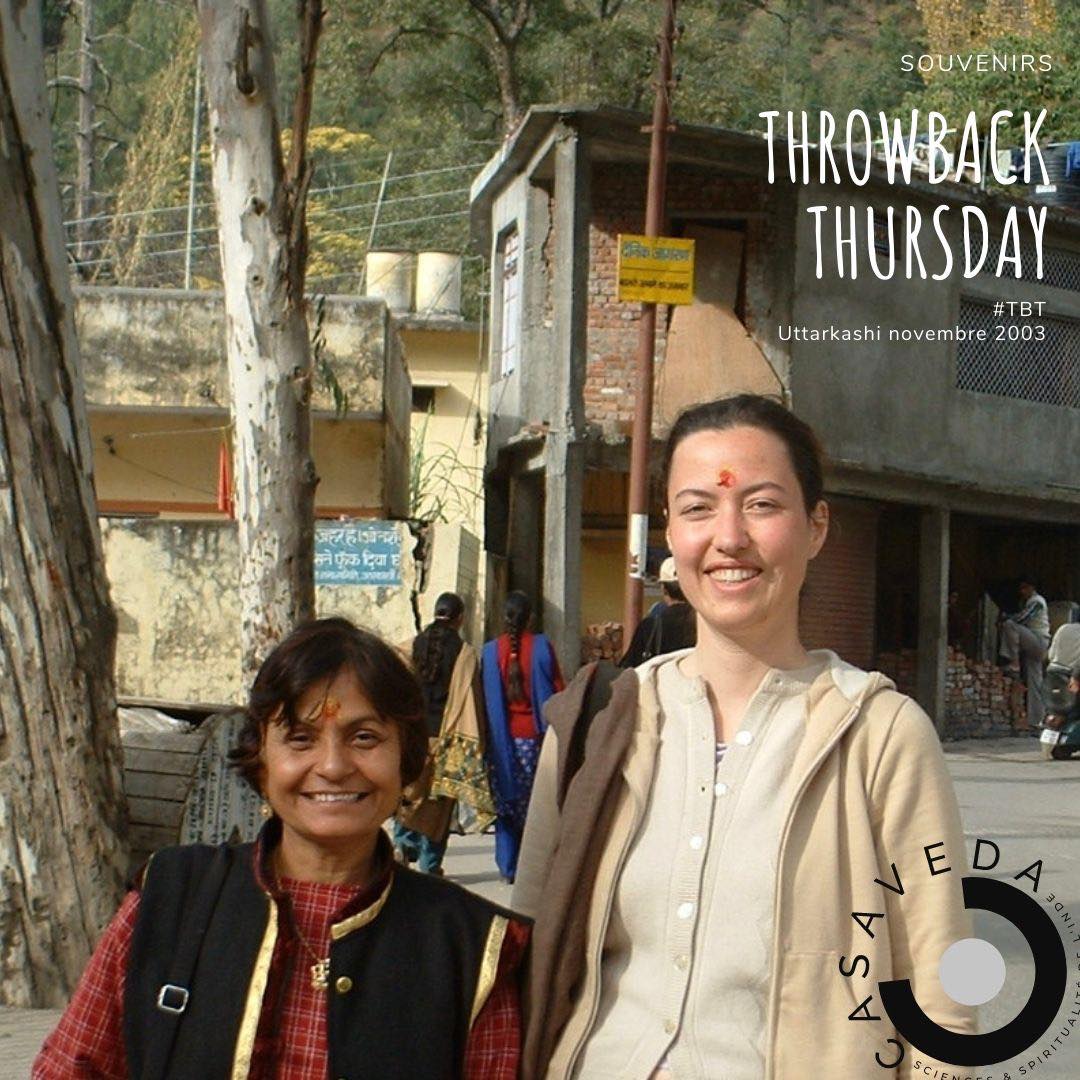 #tbt
🕉 Love and Blessings to the memory of Dr Verma. Souvenir des premières années d’apprentissage avec le Dr Vinod Verma au début des années 2000.
🕉 Guru : celui qui apporte la lumière dans les ténèbres, voilà la traduction du sanskrit de ce mot très controversé. En Inde tout le monde a un ou plusieurs Guru dans sa vie .. il ou elle peut être un aïeul, un prêtre, un ´Pandit’ et c’est avec lui que l’on discute les petits et grands problèmes de la vie car on fait confiance à sa sagesse et à son expérience.
Les qualités du Guru sont Kripa et Karuna : miséricorde et compassion. En Inde, dans la transmission des arts et sciences on choisit son Guru et le Guru choisit ses élèves, celles et ceux qu’il juge apte à recevoir l’enseignement. C’est ce qu’on appelle Gurushishya Parampara : c’est la base de la transmission ininterrompue du savoir.
Sans oublier le plus important : votre Guru intérieur. L’Ayurveda et le Yoga sont un chemin pour aller à sa rencontre, pour devenir le Guru de sa propre vie et développer le Svaraj : la maîtrise de soi.
Que votre lumière illumine toute votre vie !
www.casaveda.online