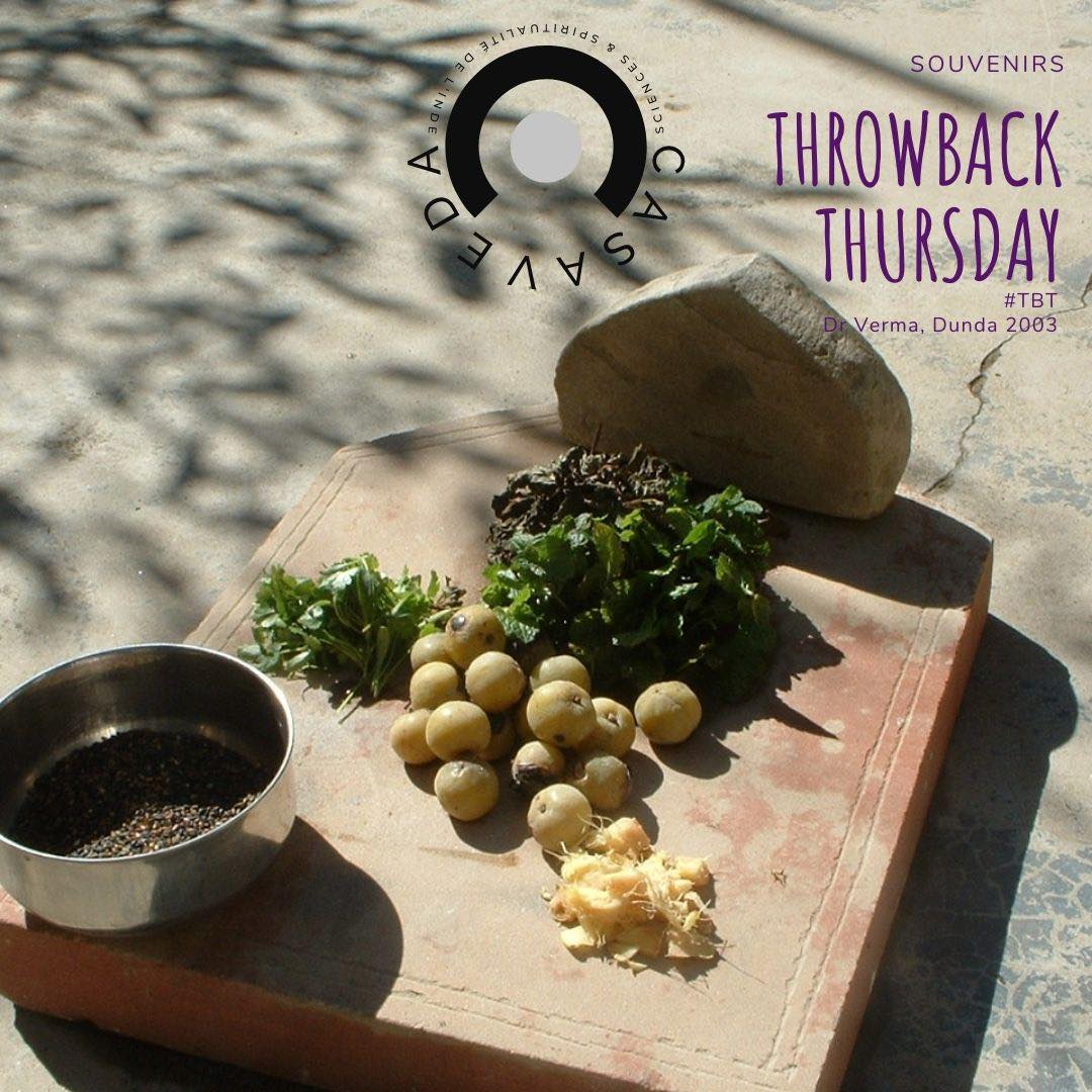 #TBT Dunda, Uttarkashi Tehsil, India, 2003
6 mois au bord du Gange, immersion totale dans l’univers de l’Ayurveda..
Les aliments nourrissent le corps mais aussi l’esprit.
En Ayurveda, une des façons de classer les aliments est selon leur qualité :
Tamasique : viande, alcool, fruits ou légumes trop ou pas assez mûrs, plats réchauffés ou avariés..
Rajasique : alcool, ail, épices..
Sattvique : fruits et légumes de saison, riz, mung dal, noix, graines, miel
Les aliments sattviques apportent équilibre et santé. Ils sont donc à choisir en priorité.
Autre aliment indispensable de l’alimentation ayurvédique : Snehan .. Snehan signifie à la fois ’amour’ et ‘onctuosité’ .. Il faut donc toujours cuisiner en conscience, la cuisine est une forme de méditation ! Et surtout cuisiner avec amour pour les personnes qui mangeront le plat.
L’onctuosité est une forme d’amour, car elle facilite la digestion et l’assimilation en douceur, avec amour pour votre corps.
Petit plus à ne pas négliger : les aliments Rasayana : régénérants pour le corps et l’esprit car ils contiennent tous ou la plupart des 6 goûts.
Ici un superbe chutney : amla, coriandre, tulsi, gingembre .. Préparé traditionnellement sur une meule de pierre .. car les ustensiles que l’on utilise ont eux aussi leur importance.
Les aliments nourrissent le corps et l’esprit … ces goûts sont dans ma mémoire depuis 2003 et me rappellent de merveilleux souvenirs ( Abhinav Verma … what incredible days with our dear Doctor Verma !)
Et vous, avez-vous aussi des aliments, des recettes qui vous transportent et nourrissent votre esprit de souvenirs chaleureux ?
www.casaveda.online
Links in bio
#ayurveda #ayurvedalifestyle #bilanayurvedique #ayurvedacoach #remiseenforme #detox #amincissement #regeneration #energiepositive #ayurvedaphilosophie #ayurvedachezmoi #ayurvedaenligne #yoga #yogachezmoi #yogainspiration #yogatherapeutique #yogacoach #yogaphilosophie #ayurvedicyoga #etreenforme #bonneshabitudes #pleineconscience #bienveillance #bodymindsoul #corpsameesprit #nouvelleaquitaine #ayurvedafrance #yogafrance