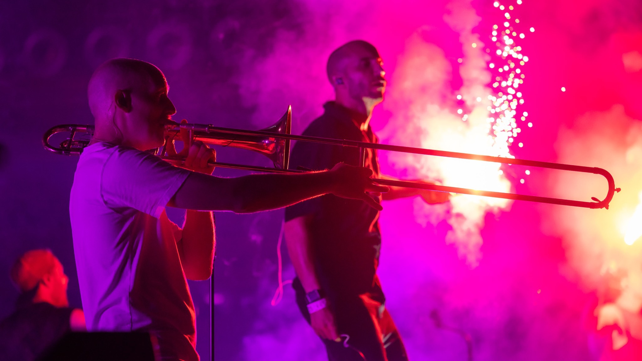 'Have a reason to press the shutter' - Unknown
Een onderdeel van concertfotografie is niet alleen maar door de lens kijken en oneindig plaatjes klikken met de digitale camera. Toen ik naast de lens keek en op de bühne deze sfeer zag ontstaan, ontstond er een overduidelijke reden om een foto te maken en het beeld te vangen. Het licht is prachtig, vind je niet?
Schilderen met licht wordt werkelijkheid op het podium. Een samenwerking van soft paarse fill-light en een sterke back-light voor de trombonist, zorgt voor de scherpe rand & silhouette vorming en een zee van roze-rode gloed!
Combineer deze scene met een rookmachine en je hebt een prachtige cinematografische sfeer.
👍 Like deze foto
🎟 Klik op volgen en vergeet niet de meldingen aan te zetten
📷 Blijf op de hoogte van alle foto's en verhalen
#paintingwithlight #querbeatbrass #live #stage #musicproduction #vibes #rockphotography #tour #set #concertphotographer #artist #blues #pop #brass #musicians #silhouette #concertphotography #music #livemusic #concert #manager #trombone #fireworks #artistmanager #stagephotography #livemusicvenue #setphotographer