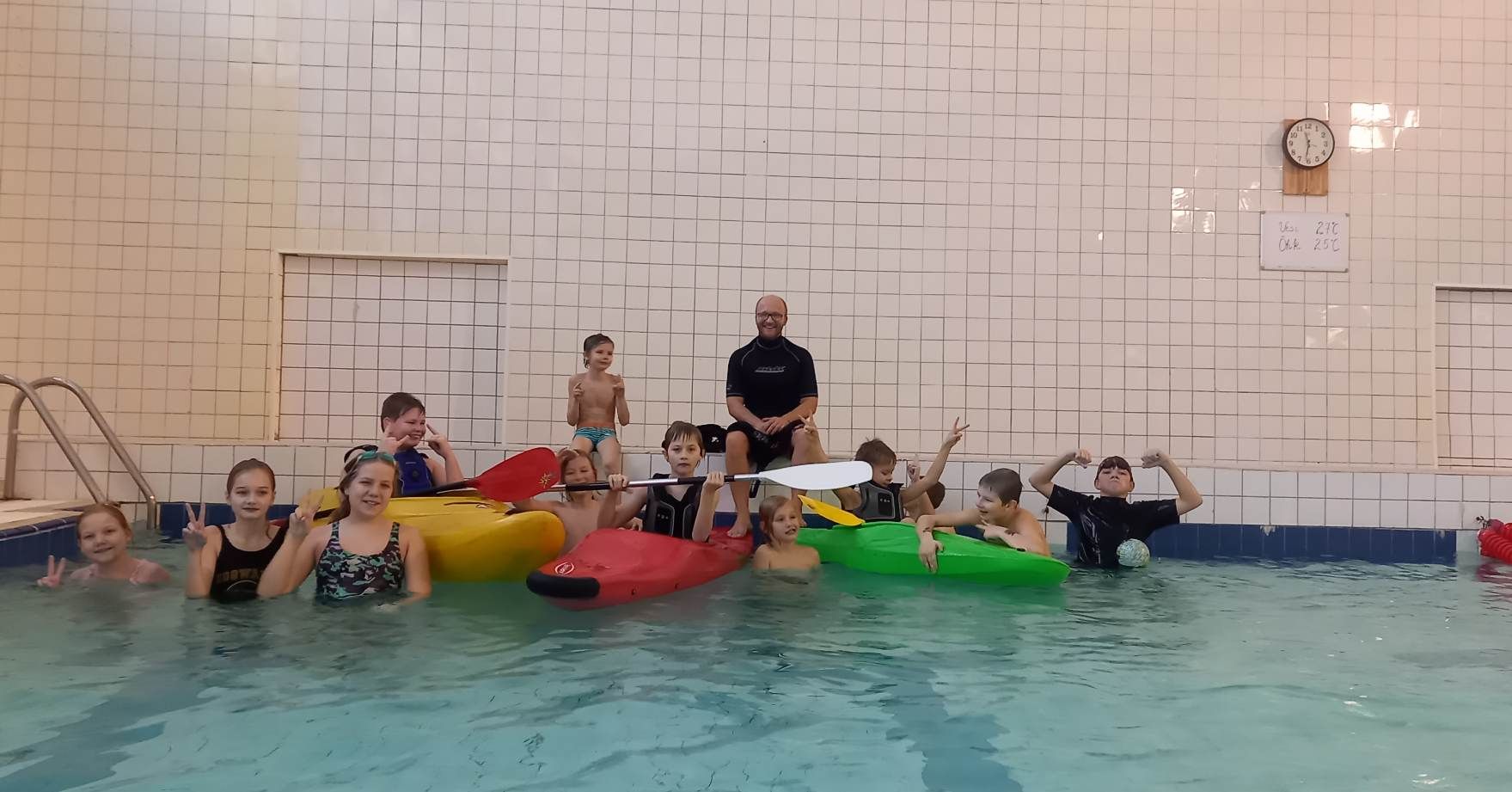 Üliäge linnalaager Paldiskis!
Talvevaheaja viimasel nädala neljapäev-reede sai kokku üks vahva seltskond, et maha pidada üks äge linnalaager Lääne-Harju lastele.
Kahel päeval veetsid lapsed sportlikke trenne tehes Paldiski ujulas. Terve maja oli kaks päeva meie päralt.
Ujulas viis Andres Sepp läbi kajakikoolitusi, kus lapsed õppisid kajaki sõitmise algtõdesid. Lisaks oli palju huvitavaid mänge, mis sinna juurde käis. Kuivalt ei tulnud keegi tagasi 🙂
Spordisaalis oli lauatennise algkoolitus. Koolituse viis läbi Eesti Lauatennise Liidu peasekretär Margit Tamm. Uskumatu, kui huvitavaks ta oskas teha trennid ning nii mõnigi laps oli laagris lõpus juba päris proff valmis.
Toitlustuse eest hoolitses Paldiski kohalik Anne Koogikodu. Hästi maitsvad ning kodused toidud. Soovitame soojalt.
Laager sai teoks tänu Spordikool KETS ja Lääne-Harju Spordikeskuse Leaderi ühisprojektile. Projekti toetas Lääne-Harju Koostöökogu.
Lapse mitmekülgseks arenguks on Spordikooli KETS trennid ning laagrid just parimad.
Järgmine laager juba varsti, hoidke meil silma peal! See laager on praktiliselt tasuta.
#spordikoolkets #paldiski #kajak #lauatennis